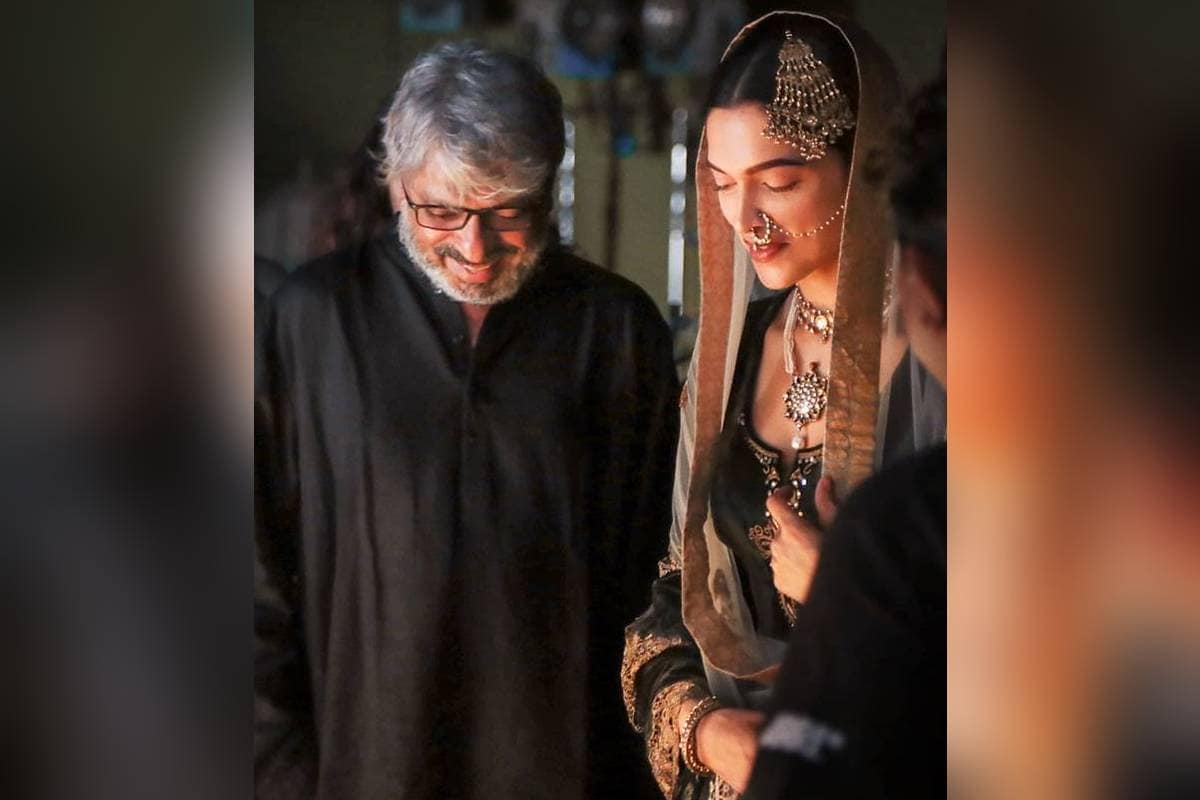 সেই বনশালির সঙ্গে ফের জুটি বাঁধলেন দীপিকা ৷ সঞ্জয় লীলা বনশালির নতুন ছবি গঙ্গুবাঈ কাঠিয়াবাড়িতে দীপিকাকে একেবারে নতুন অবতারে দেখা যাবে ৷ সেই ছবির শ্যুটিং ফ্লোর থেকেই ফাঁস হয়ে গেল দীপিকার একটি ছবি ৷ যা দেখে নেটিজেনরা বলে উঠলেন তুমিই সুন্দরী ! সেই বনশালির সঙ্গে ফের জুটি বাঁধলেন দীপিকা ৷ সঞ্জয় লীলা বনশালির নতুন ছবি গঙ্গুবাঈ কাঠিয়াবাড়িতে দীপিকাকে একেবারে নতুন অবতারে দেখা যাবে ৷ সেই ছবির শ্যুটিং ফ্লোর থেকেই ফাঁস হয়ে গেল দীপিকার একটি ছবি ৷ যা দেখে নেটিজেনরা বলে উঠলেন তুমিই সুন্দরী !