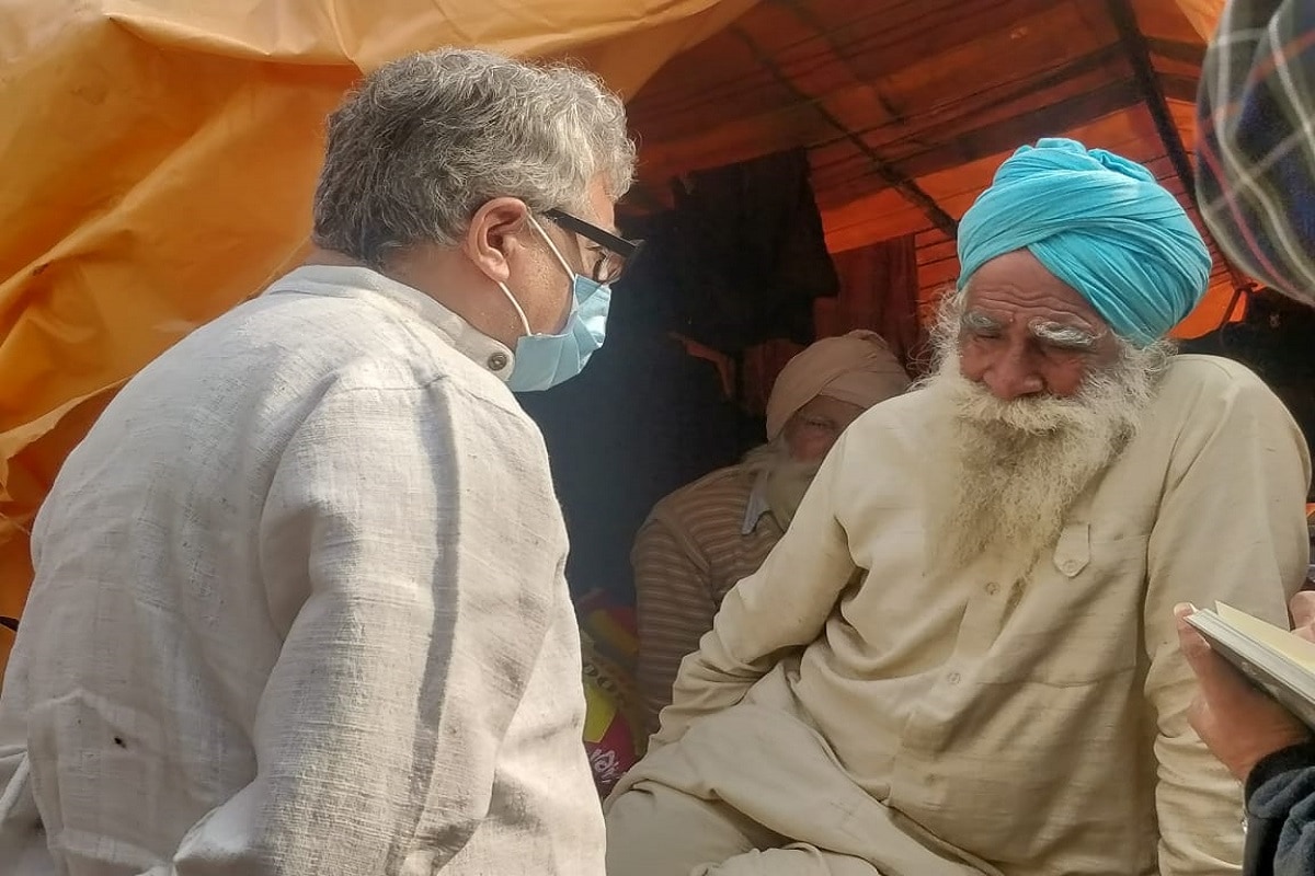 আন্দোলনে সমর্থন জানিয়ে পাশে থাকার জন্য মুখ্যমন্ত্রীকে ধন্যবাদ জানান কৃষকরা৷ যেভাবে মমতা বন্দ্যোপাধ্যায় সবসময় কৃষকদের আন্দোলন এবং জমি আন্দোলনের পাশে থেকেছেন, তার জন্যও তাঁর প্রতি কৃতজ্ঞতা প্রকাশ করেন বিক্ষোভকারী কৃষকরা৷ Info & Photo- Kamalika Sen Gupta আন্দোলনে সমর্থন জানিয়ে পাশে থাকার জন্য মুখ্যমন্ত্রীকে ধন্যবাদ জানান কৃষকরা৷ যেভাবে মমতা বন্দ্যোপাধ্যায় সবসময় কৃষকদের আন্দোলন এবং জমি আন্দোলনের পাশে থেকেছেন, তার জন্যও তাঁর প্রতি কৃতজ্ঞতা প্রকাশ করেন বিক্ষোভকারী কৃষকরা৷ Info & Photo- Kamalika Sen Gupta