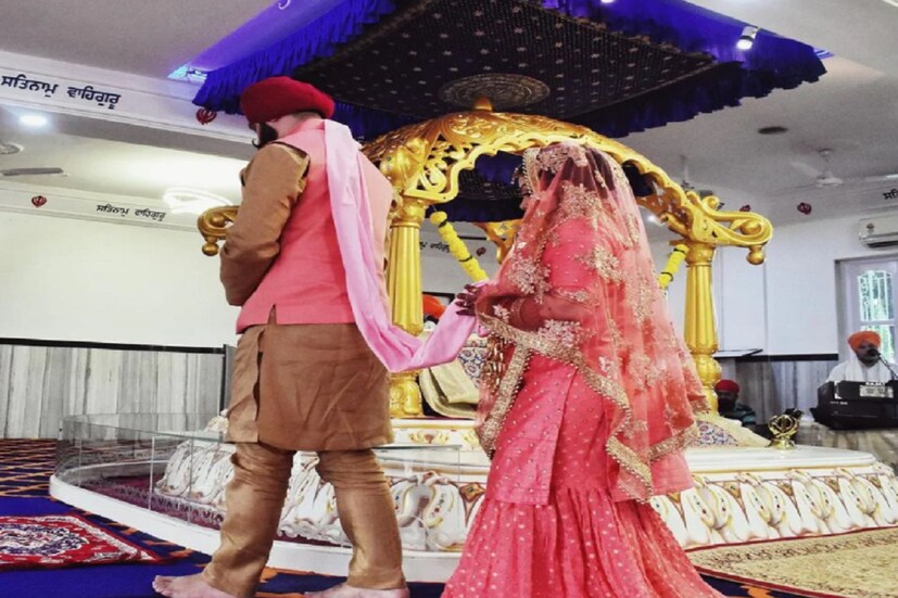 বিগত দিনে দেবলীনা ভট্টাচার্যের ইনস্টাগ্রাম অ্যাকাউন্টে একটি ভিডিও শেয়ার করে তাঁর ব্যক্তিগত জীবন সম্পর্কে সমস্ত প্রকাশ্যে এনেছিলেন ৷ ঠিক এরপরেই জানতে পারা গিয়েছে দিব্যার স্বামী গগনের বিরুদ্ধে স্ত্রীর উপরে করা অত্যাচারের কাহিনি প্রকাশ্যে এনেছেন ৷ ভিডিও সোশ্যাল মিডিয়ায় প্রকাশ করে সবাইকে জানিয়ে দেবার বিষয়ে হুমকি দিয়েছিলেন ৷ @divyabhatnagarofficial/Instagram.