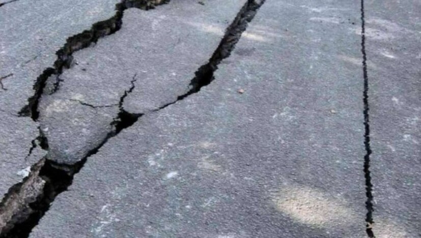 হঠাৎ করে বাড়ি ঘর নড়তে থাকায় আতঙ্ক তৈরি হয়।
