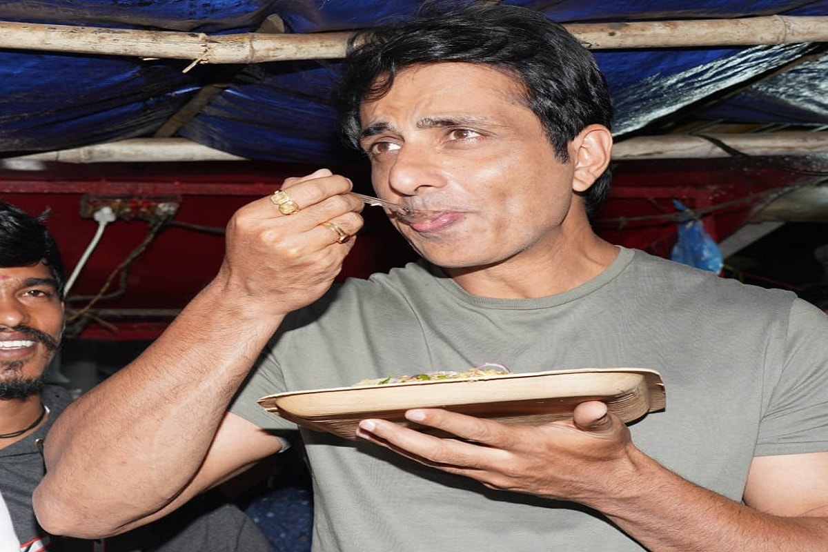 সোনু জানিয়েছেন খুব তাড়াতাড়ি তিনি সিদ্ধিপেটেও যাবেন যেখানে গ্রামবাসীরা তাঁর মূর্তি স্থাপিত করেছেন ৷ ছবি সৌজন্যে ট্যুইটার ৷ সোনু জানিয়েছেন খুব তাড়াতাড়ি তিনি সিদ্ধিপেটেও যাবেন যেখানে গ্রামবাসীরা তাঁর মূর্তি স্থাপিত করেছেন ৷ ছবি সৌজন্যে ট্যুইটার ৷