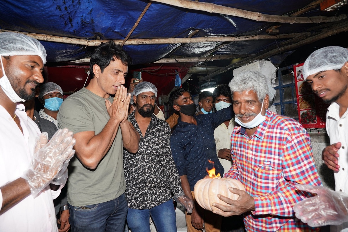 সোনু সুদই তাঁকে অনুপ্রাণিত করেছে তাই তাঁর দোকানের নাম রেখেছেন লক্ষ্মী সোনু সুদ ৷ সোনু সুদ বিষয়টি জানতে পেরেছেন সোশ্যাল মিডিয়াতেই সশরীরে বেগমপেটের দোকানে হাজির হয়েছেন সোনু ৷ ছবি সৌজন্যে ট্যুইটার ৷ সোনু সুদই তাঁকে অনুপ্রাণিত করেছে তাই তাঁর দোকানের নাম রেখেছেন লক্ষ্মী সোনু সুদ ৷ সোনু সুদ বিষয়টি জানতে পেরেছেন সোশ্যাল মিডিয়াতেই সশরীরে বেগমপেটের দোকানে হাজির হয়েছেন সোনু ৷ ছবি সৌজন্যে ট্যুইটার ৷