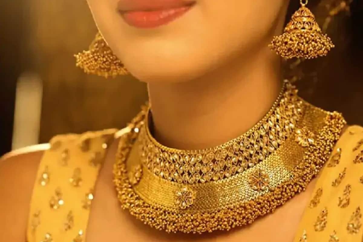 সোনা এবছর উচ্চতম স্তরে পৌঁছে গিয়েছিল (৫৭১০০ টাকা) ৷ সেই হিসেব অনুযায়ী, ৭০০০ টাকা সস্তা হয়েছে সোনার ৷ সোনা এবছর উচ্চতম স্তরে পৌঁছে গিয়েছিল (৫৭১০০ টাকা) ৷ সেই হিসেব অনুযায়ী, ৭০০০ টাকা সস্তা হয়েছে সোনার ৷