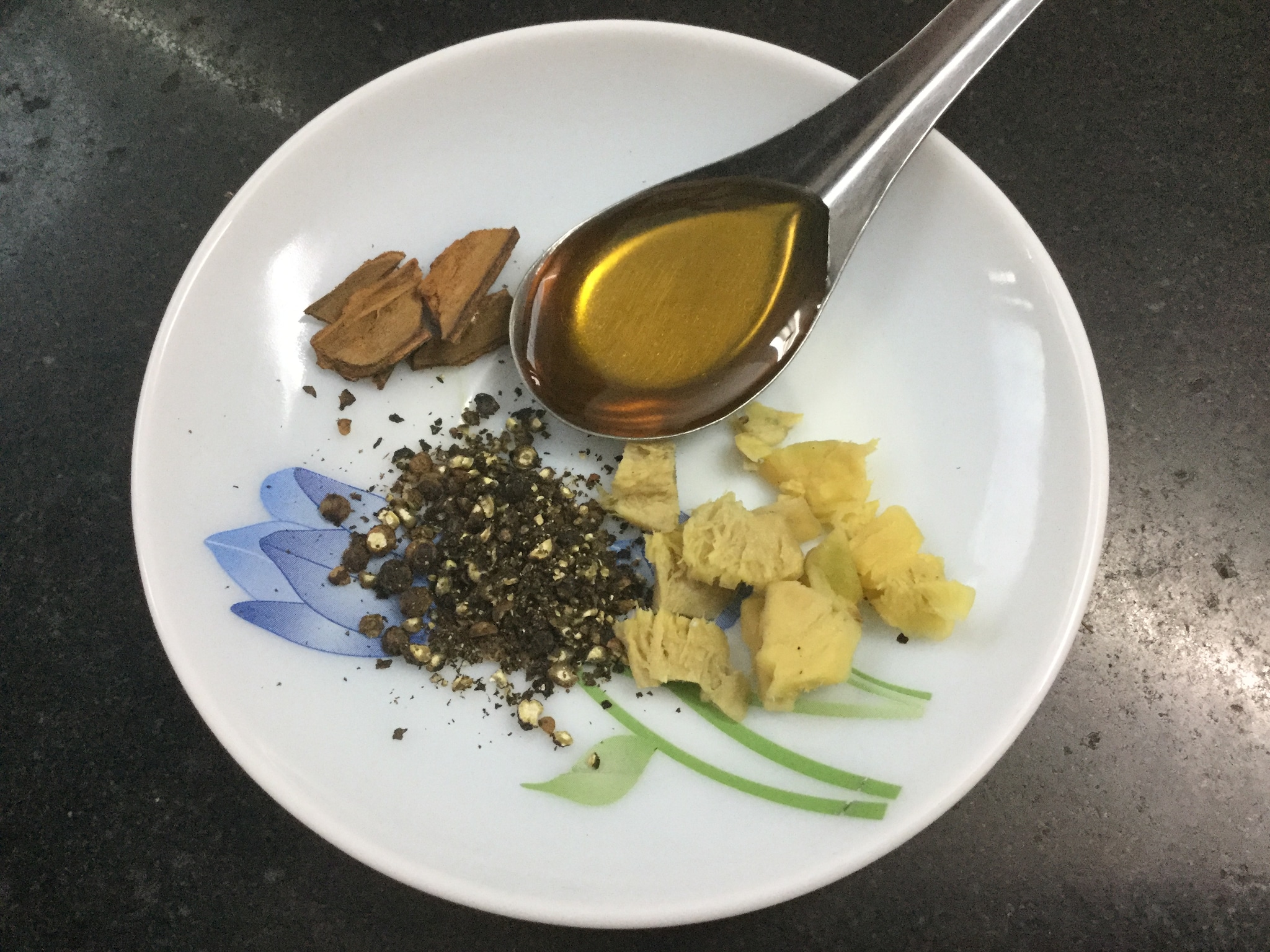 ঝাল খাবার খান। তবে, তেলে- ঝোলে-অম্বলে নয়! রান্নায় ঝাল-এর স্বাদ আসবে দারচিনি, আদা, গোলমরিচ এবং কাঁচালঙ্কা থেকে। এই সমস্ত মশলা স্বাস্থ্যকর। এগুলো শরীরের ইনসুলিন সরবরাহ বাড়ায় এবং রক্তের সুগার লেভেল কমাতে সাহায্য করে। ফলে চর্বি কমে হুড়মুড়িয়ে। ডায়াবেটিস রোগিদের জন্যও এই ধরনের খাবার উপকারি। ঝাল খাবার খান। তবে, তেলে- ঝোলে-অম্বলে নয়! রান্নায় ঝাল-এর স্বাদ আসবে দারচিনি, আদা, গোলমরিচ এবং কাঁচালঙ্কা থেকে। এই সমস্ত মশলা স্বাস্থ্যকর। এগুলো শরীরের ইনসুলিন সরবরাহ বাড়ায় এবং রক্তের সুগার লেভেল কমাতে সাহায্য করে। ফলে চর্বি কমে হুড়মুড়িয়ে। ডায়াবেটিস রোগিদের জন্যও এই ধরনের খাবার উপকারি।