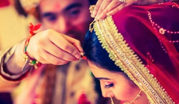 • পরিবারের সঙ্গে ভালভাবে থাকা-- বয়স অল্প থাকলে সব কিছুই শেখার ইচ্ছে থাকে। নতুন পরিবার, তাদের ঐতিহ্য, সংস্কৃতি সবটাই শেখা যায়। ফলে পরিবারের সঙ্গে সমস্যা হওয়ার সম্ভাবনা কম থাকে। পরিবারের সঙ্গে ভালো সময় কাটানো যায়। • পরিবারের সঙ্গে ভালভাবে থাকা-- বয়স অল্প থাকলে সব কিছুই শেখার ইচ্ছে থাকে। নতুন পরিবার, তাদের ঐতিহ্য, সংস্কৃতি সবটাই শেখা যায়। ফলে পরিবারের সঙ্গে সমস্যা হওয়ার সম্ভাবনা কম থাকে। পরিবারের সঙ্গে ভালো সময় কাটানো যায়।