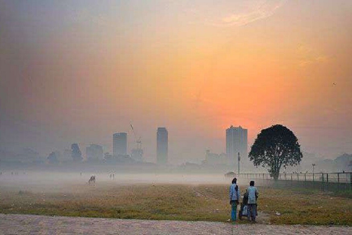 জাঁকিয়ে শীত আসছে, বার্তা দিল আবহাওয়া দফতর। হাওয়া অফিসের মতে, আজ বৃহস্পতিবার সকালে সামান্য কুয়াশা পরে থাকবে পরিষ্কার আকাশ। তবে শুক্রবার রাত থেকে আবহাওয়ার পরিবর্তন হবে দ্রুত। রাতের তাপমাত্রা নামবে অনেকটা। শনি থেকে মঙ্গল জাঁকিয়ে শীতের সম্ভাবনা রয়েছে রাজ্যে। খাস কলকাতায় পারদ ছুঁতে পারে ১২ ডিগ্রিতে। আর জেলায় দশের নীচে নামবে পারদ। জাঁকিয়ে শীত আসছে, বার্তা দিল আবহাওয়া দফতর। হাওয়া অফিসের মতে, আজ বৃহস্পতিবার সকালে সামান্য কুয়াশা পরে থাকবে পরিষ্কার আকাশ। তবে শুক্রবার রাত থেকে আবহাওয়ার পরিবর্তন হবে দ্রুত। রাতের তাপমাত্রা নামবে অনেকটা। শনি থেকে মঙ্গল জাঁকিয়ে শীতের সম্ভাবনা রয়েছে রাজ্যে। খাস কলকাতায় পারদ ছুঁতে পারে ১২ ডিগ্রিতে। আর জেলায় দশের নীচে নামবে পারদ।