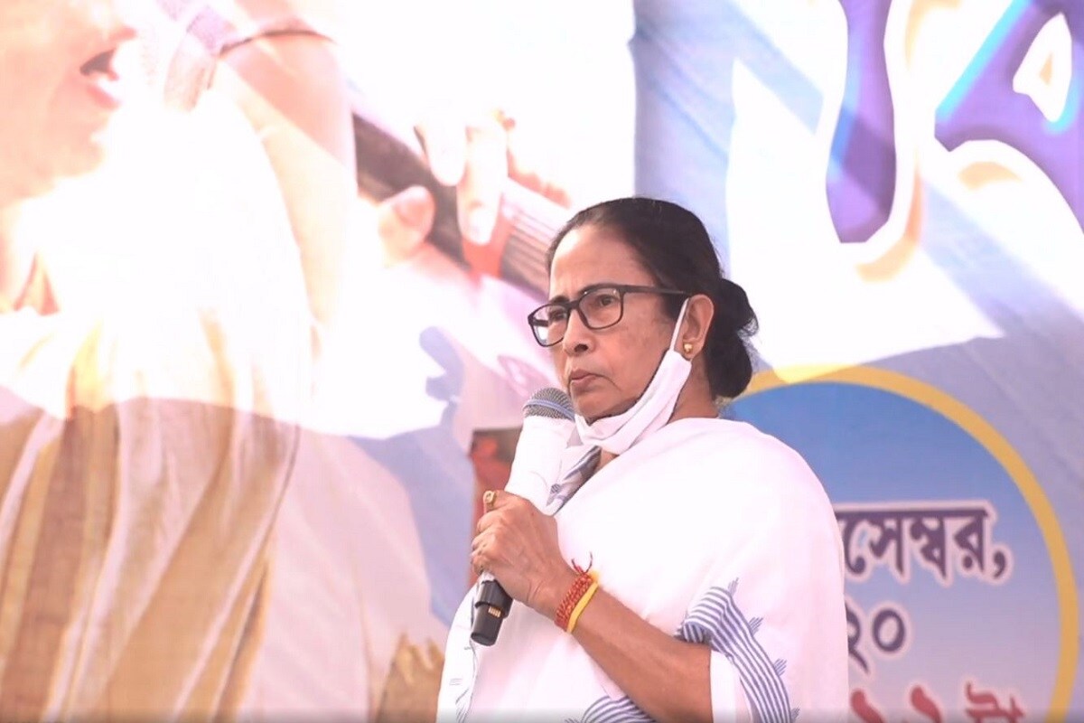 সোমবার শিলিগুড়িতে বিজেপির উত্তরকন্যা অভিযানে মৃত্যু হয় বিজেপি কর্মী উলেন রায়ের ৷ মৃত্যুর কারণ নিয়েই শুরু শাসক বিজেপি বাদানুবাদ ৷ উলেন রায়ের মৃত্যুতে বিজেপিকেই কাঠগড়ায় তুললেন নেত্রী মমতা বন্দ্যোপাধ্যায় ৷ বলেন, ‘ঝড়ের বেগে কুৎসা করে বিজেপি ৷ ওদের মিছিলে লোক হয় না ৷ পাবলিসিটি করার জন্য, প্রোপাগান্ডা করার জন্য, বিজেপি নিজেরা মিছিল করে আর নিজেদের লোক মারে ৷ ’ Photo-Facebook সোমবার শিলিগুড়িতে বিজেপির উত্তরকন্যা অভিযানে মৃত্যু হয় বিজেপি কর্মী উলেন রায়ের ৷ মৃত্যুর কারণ নিয়েই শুরু শাসক বিজেপি বাদানুবাদ ৷ উলেন রায়ের মৃত্যুতে বিজেপিকেই কাঠগড়ায় তুললেন নেত্রী মমতা বন্দ্যোপাধ্যায় ৷ বলেন, ‘ঝড়ের বেগে কুৎসা করে বিজেপি ৷ ওদের মিছিলে লোক হয় না ৷ পাবলিসিটি করার জন্য, প্রোপাগান্ডা করার জন্য, বিজেপি নিজেরা মিছিল করে আর নিজেদের লোক মারে ৷ ’ Photo-Facebook