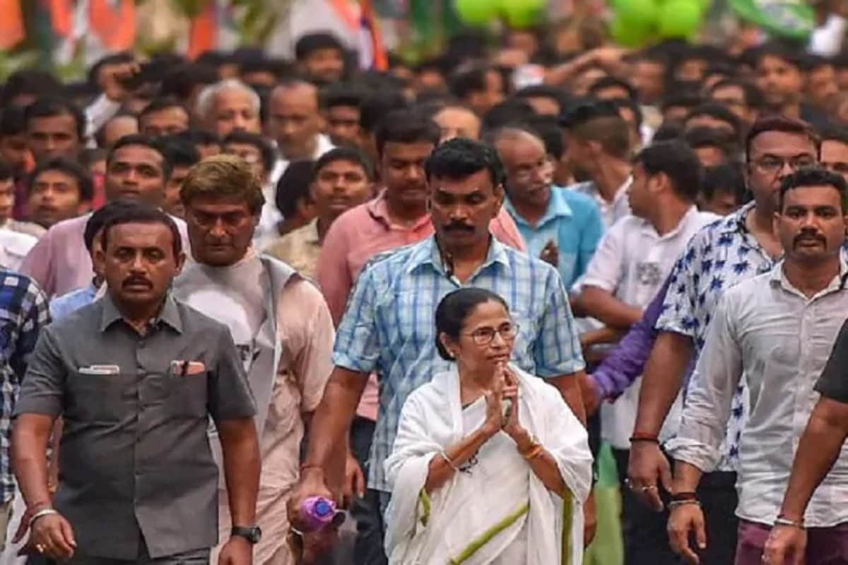 ঝড় তুলে গিয়েছেন অমিত শাহ। বোলপুরে তাঁর রোড শো-এ ভিড়ের ছবিটাই বিজেপির শক্তি প্রদর্শনের অস্ত্র হয়ে উঠেছে। ভিড় নিয়ে মমতা-অনুগত অনুব্রত অবশ্য বলেছেন, বহিরাগতের মেলা। কিন্তু এখানেই থামছে না তৃণমূল। বিজেপিকে পাল্টা জবাব দিতে এবার বোলপুর যাচ্ছেন তৃণমূল সুপ্রিমো মমতা বন্দ্যোপাধ্যায়। ঝড় তুলে গিয়েছেন অমিত শাহ। বোলপুরে তাঁর রোড শো-এ ভিড়ের ছবিটাই বিজেপির শক্তি প্রদর্শনের অস্ত্র হয়ে উঠেছে। ভিড় নিয়ে মমতা-অনুগত অনুব্রত অবশ্য বলেছেন, বহিরাগতের মেলা। কিন্তু এখানেই থামছে না তৃণমূল। বিজেপিকে পাল্টা জবাব দিতে এবার বোলপুর যাচ্ছেন তৃণমূল সুপ্রিমো মমতা বন্দ্যোপাধ্যায়।