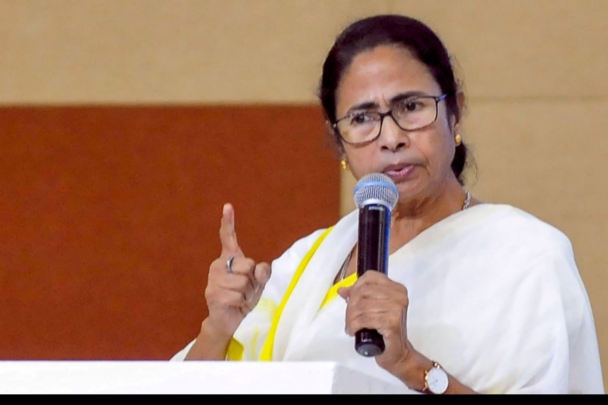 কে তৃণমূল ছাড়ল তা নিয়ে মাথা না ঘামিয়ে, জনসংযোগে মন দিন। তৃণমূলের ওয়ার্কিং কমিটির বৈঠকে বার্তা মমতা বন্দ্যোপাধ্যায়ের। কোমর বেঁধে নামতে বললেন ভোটের প্রচারে। একুশের যুদ্ধে তৃণমূল, বিধানসভা ভোটের আগে তৃণমূলের ওয়ার্কিং কমিটির বৈঠক। সেখান থেকেই ভোটের সুর বেঁধে দিলেন তৃণমূল নেত্রী। তথ্য- সোমরাজ বন্দ্যোপাধ্যায় কে তৃণমূল ছাড়ল তা নিয়ে মাথা না ঘামিয়ে, জনসংযোগে মন দিন। তৃণমূলের ওয়ার্কিং কমিটির বৈঠকে বার্তা মমতা বন্দ্যোপাধ্যায়ের। কোমর বেঁধে নামতে বললেন ভোটের প্রচারে। একুশের যুদ্ধে তৃণমূল, বিধানসভা ভোটের আগে তৃণমূলের ওয়ার্কিং কমিটির বৈঠক। সেখান থেকেই ভোটের সুর বেঁধে দিলেন তৃণমূল নেত্রী। তথ্য- সোমরাজ বন্দ্যোপাধ্যায়