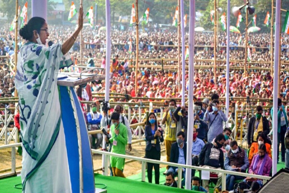 সূত্রের খবর, অমিত শাহের যাত্রাপথেই ২৯ ডিসেম্বর রোড শো করবেন মমতা বন্দ্যোপাধ্যায়। রাজনৈতিক মহল বলছে, চৌরাস্তা থেকে ডাকবাংলো মোড়ের এই শো তৃণমূলের পাল্টা শক্তি প্রদর্শন। পিটিআই সূত্রের খবর, অমিত শাহের যাত্রাপথেই ২৯ ডিসেম্বর রোড শো করবেন মমতা বন্দ্যোপাধ্যায়। রাজনৈতিক মহল বলছে, চৌরাস্তা থেকে ডাকবাংলো মোড়ের এই শো তৃণমূলের পাল্টা শক্তি প্রদর্শন। পিটিআই