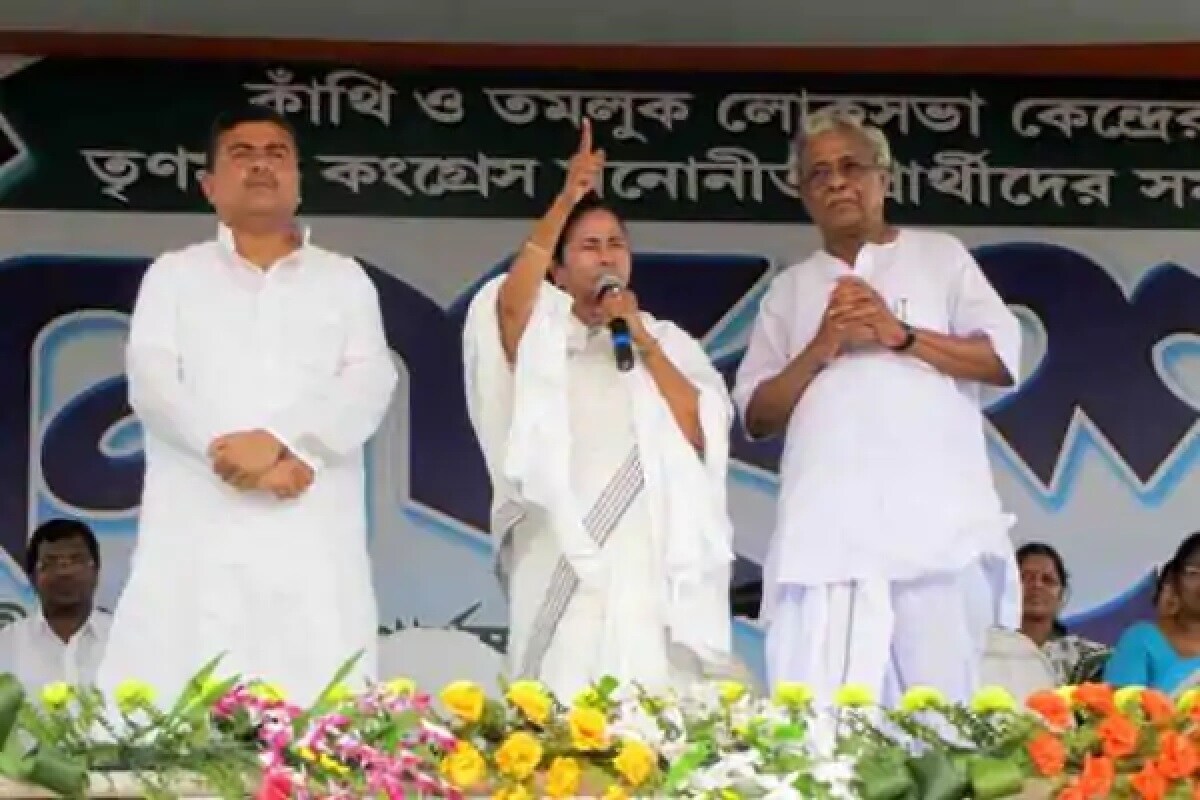 নন্দীগ্রাম আন্দোলনের অন্যতম মুখ শুভেন্দু অধিকারীই বিজেপি-তে যোগ দিয়েছেন৷ তিনি নন্দীগ্রামের বিধায়কও ছিলেন তিনি৷ ফলে আগামী বিধানসভা নির্বাচনে নন্দীগ্রামে শুভেন্দুর সঙ্গে রাজ্যের শাসক দল তৃণমূলের কার্যত প্রেস্টিজ ফাইট হতে চলেছে৷ ইতিমধ্যেই নন্দীগ্রাম থেকে লড়ার জন্য শুভেন্দুকে চ্যালেঞ্জও জানিয়ে রেখেছে তৃণমূল৷ আগামী ৭ জানুয়ারি নন্দীগ্রামে সভা করবেন মুখ্যমন্ত্রী মমতা বন্দ্যোপাধ্যায়৷ ঠিক তার পরের দিন নন্দীগ্রামে সভা করার কথা ঘোষণা করেছেন শুভেন্দু অধিকারী৷ নন্দীগ্রাম আন্দোলনের অন্যতম মুখ শুভেন্দু অধিকারীই বিজেপি-তে যোগ দিয়েছেন৷ তিনি নন্দীগ্রামের বিধায়কও ছিলেন তিনি৷ ফলে আগামী বিধানসভা নির্বাচনে নন্দীগ্রামে শুভেন্দুর সঙ্গে রাজ্যের শাসক দল তৃণমূলের কার্যত প্রেস্টিজ ফাইট হতে চলেছে৷ ইতিমধ্যেই নন্দীগ্রাম থেকে লড়ার জন্য শুভেন্দুকে চ্যালেঞ্জও জানিয়ে রেখেছে তৃণমূল৷ আগামী ৭ জানুয়ারি নন্দীগ্রামে সভা করবেন মুখ্যমন্ত্রী মমতা বন্দ্যোপাধ্যায়৷ ঠিক তার পরের দিন নন্দীগ্রামে সভা করার কথা ঘোষণা করেছেন শুভেন্দু অধিকারী৷