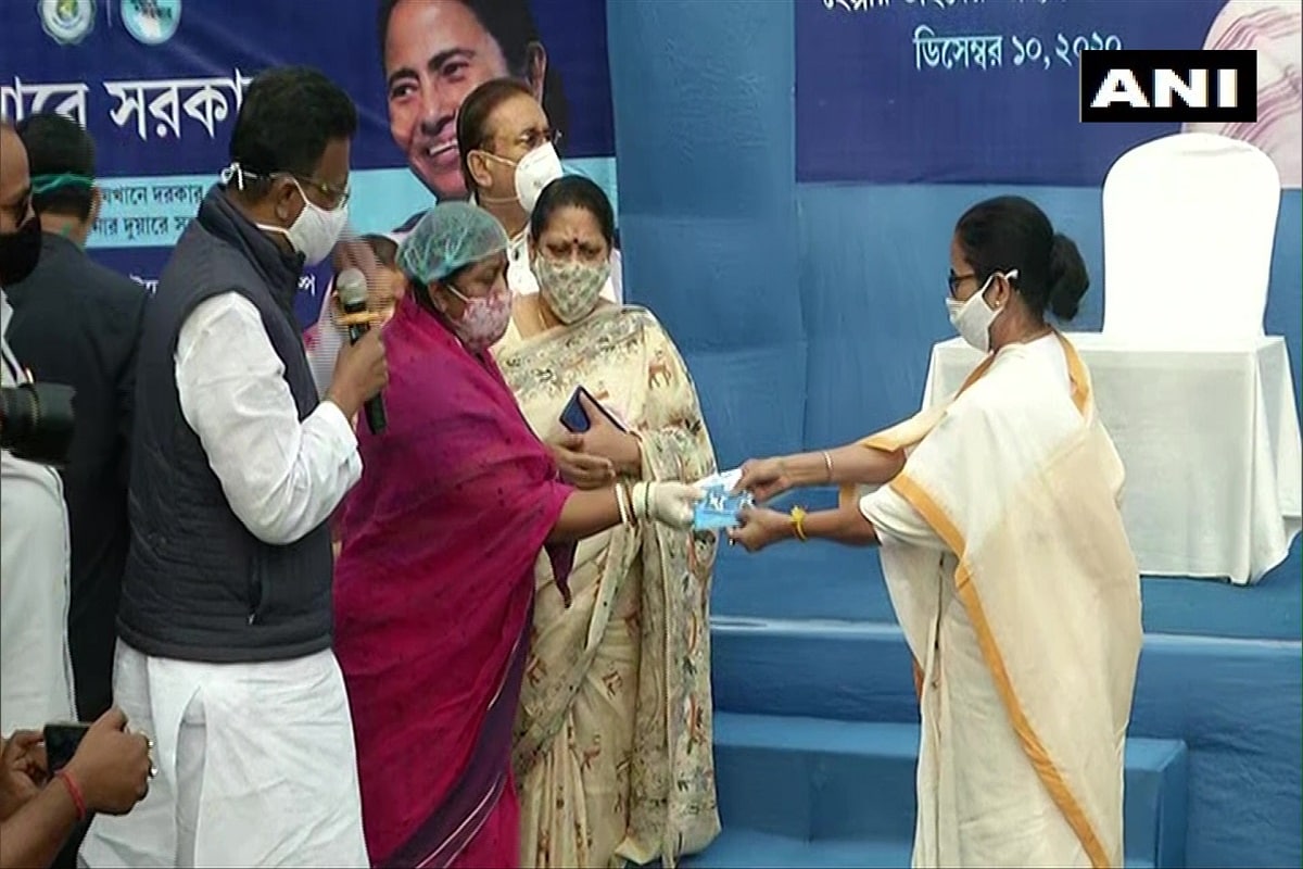 মুখ্যমন্ত্রী এদিন আরও একবার এই কার্ডের গুরুত্ব বুঝিয়ে বলেন, কার্ডটি হবে বাড়ির গৃহকর্ত্রীর নামে। গোটা পরিবার এই থেকে পাঁচ লক্ষ্য টাকার চিকিৎসা সুবিধে পাবে। মমতার আশ্বাস একটি পরিবারও থাকবে না যারা এই সুবিধের আওতাভুক্ত হবে না। মুখ্যমন্ত্রী আরও বলেন, তৃণমূল সরকার থাকলে খাদ্য এবং স্বাস্থ্য নিয়ে ভাবতে হবে না।ছবি এএনআই সূত্রে পাওয়া। মুখ্যমন্ত্রী এদিন আরও একবার এই কার্ডের গুরুত্ব বুঝিয়ে বলেন, কার্ডটি হবে বাড়ির গৃহকর্ত্রীর নামে। গোটা পরিবার এই থেকে পাঁচ লক্ষ্য টাকার চিকিৎসা সুবিধে পাবে। মমতার আশ্বাস একটি পরিবারও থাকবে না যারা এই সুবিধের আওতাভুক্ত হবে না। মুখ্যমন্ত্রী আরও বলেন, তৃণমূল সরকার থাকলে খাদ্য এবং স্বাস্থ্য নিয়ে ভাবতে হবে না।ছবি এএনআই সূত্রে পাওয়া।