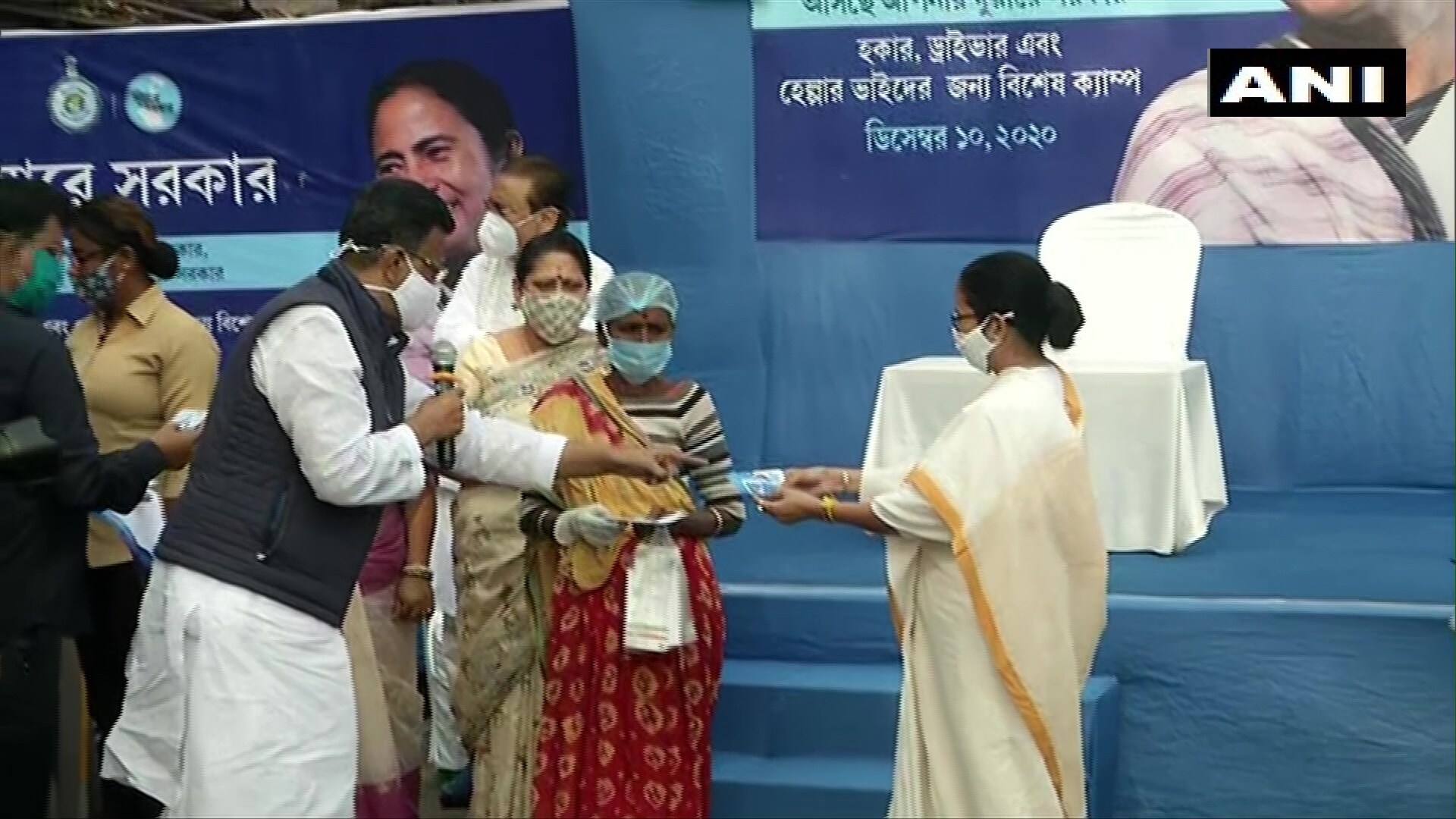 দুদিনের রাজ্য সফরে এসে এই এলাকাকেই গতকাল বেছে নিয়েছিলেন জেপি নাড্ডা। তাঁর পরিকল্পনা ছিল ঘিঞ্জি গলিগুলিতে ঘুরে ঘুরে অভাব অভিযোগ শোনা। কিন্তু এই গৃহ সম্পর্ক অভিযান সম্পূর্ণ করতে পারেননি নড্ডা ব্যাপক ভিড় হওয়ায়। তবে একথা অস্বীকার করার উপায় নেই, তাঁকে ঘিরে উৎসাহ ছিল ব্যাপক।ছবি এএনআই সূত্রে পাওয়া। দুদিনের রাজ্য সফরে এসে এই এলাকাকেই গতকাল বেছে নিয়েছিলেন জেপি নাড্ডা। তাঁর পরিকল্পনা ছিল ঘিঞ্জি গলিগুলিতে ঘুরে ঘুরে অভাব অভিযোগ শোনা। কিন্তু এই গৃহ সম্পর্ক অভিযান সম্পূর্ণ করতে পারেননি নড্ডা ব্যাপক ভিড় হওয়ায়। তবে একথা অস্বীকার করার উপায় নেই, তাঁকে ঘিরে উৎসাহ ছিল ব্যাপক।ছবি এএনআই সূত্রে পাওয়া।