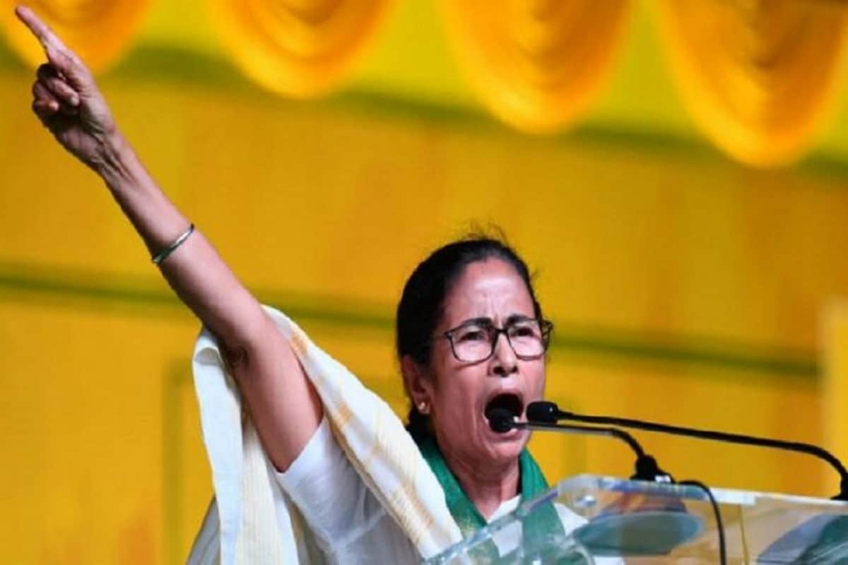 বাঙালির মনীষী আবেগকে সামনে রেখে ভোটের ঘুঁটি সাজাচ্ছে বিজেপি। কিন্তু তাতে বুমেরাংও হয়েছে। বারবার সামন এসেছে ভ্রান্তিমূলক তথ্য। উদাহরণ,রবীন্দ্রনাথের জন্মস্থান শান্তিনিকেতন। বিজেপির এই ভুলচুকই অস্ত্র তৃণমূলেরই। মমতা বন্দ্যোপাধ্যায় সোমবারই বলেন রবীন্দ্রনাথকে তুলে ধর রাঙামাটির মানুষদের নিয়ে মিছিল হবে। পাশাপাশি তিনি বিজেপির জন্মস্থান নিয়ে ভণ্ডুলটিকেও চোখে আঙুল দিয়ে দেখান, কটাক্ষ করেন বিজেপি নেতার জাতীয় সঙ্গীত বদলের মনবাঞ্ছা নিয়েও। বাঙালির মনীষী আবেগকে সামনে রেখে ভোটের ঘুঁটি সাজাচ্ছে বিজেপি। কিন্তু তাতে বুমেরাংও হয়েছে। বারবার সামন এসেছে ভ্রান্তিমূলক তথ্য। উদাহরণ,রবীন্দ্রনাথের জন্মস্থান শান্তিনিকেতন। বিজেপির এই ভুলচুকই অস্ত্র তৃণমূলেরই। মমতা বন্দ্যোপাধ্যায় সোমবারই বলেন রবীন্দ্রনাথকে তুলে ধর রাঙামাটির মানুষদের নিয়ে মিছিল হবে। পাশাপাশি তিনি বিজেপির জন্মস্থান নিয়ে ভণ্ডুলটিকেও চোখে আঙুল দিয়ে দেখান, কটাক্ষ করেন বিজেপি নেতার জাতীয় সঙ্গীত বদলের মনবাঞ্ছা নিয়েও।
