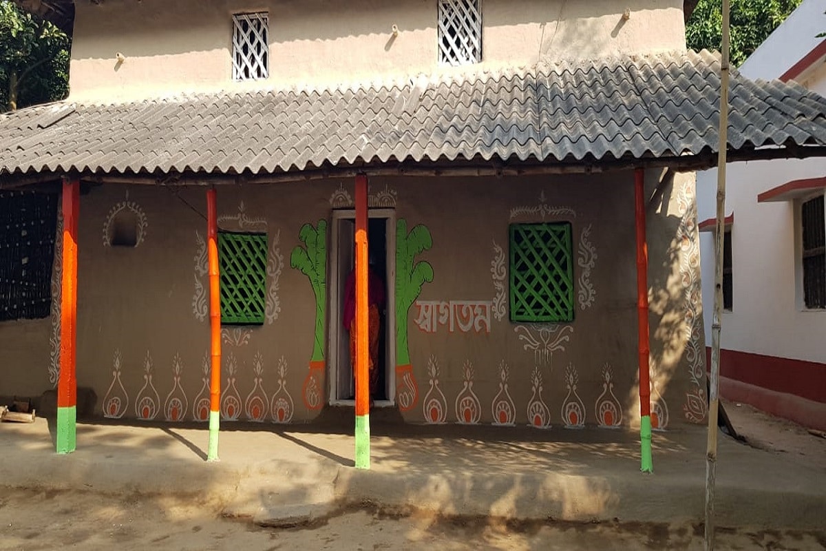 পশ্চিম মেদিনীপুরের বালিজুড়ি গ্রামে ছাপোষা কৃষক বছর তিরিশের সনাতন সিং৷ তাঁর বাড়িই আজ যাবতীয় আকর্ষণের কেন্দ্রবিন্দুতে৷ কারণ খোদ কেন্দ্রীয় স্বরাষ্ট্রমন্ত্রী অমিত শাহ যে আসছেন সনাতনের মাটির বাড়িতে৷ রাজ্য সফরে এসে সনাতনের বাড়িতেই আজ মধ্যাহ্নভোজ সারবেন কেন্দ্রীয় স্বরাষ্ট্রমন্ত্রী৷ Info and Photo- Paradip Ghosh পশ্চিম মেদিনীপুরের বালিজুড়ি গ্রামে ছাপোষা কৃষক বছর তিরিশের সনাতন সিং৷ তাঁর বাড়িই আজ যাবতীয় আকর্ষণের কেন্দ্রবিন্দুতে৷ কারণ খোদ কেন্দ্রীয় স্বরাষ্ট্রমন্ত্রী অমিত শাহ যে আসছেন সনাতনের মাটির বাড়িতে৷ রাজ্য সফরে এসে সনাতনের বাড়িতেই আজ মধ্যাহ্নভোজ সারবেন কেন্দ্রীয় স্বরাষ্ট্রমন্ত্রী৷ Info and Photo- Paradip Ghosh