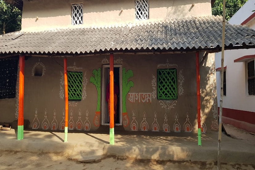পশ্চিম মেদিনীপুরের বালিজুড়ি গ্রামে ছাপোষা কৃষক বছর তিরিশের সনাতন সিং৷ তাঁর বাড়িই আজ যাবতীয় আকর্ষণের কেন্দ্রবিন্দুতে৷ কারণ খোদ কেন্দ্রীয় স্বরাষ্ট্রমন্ত্রী অমিত শাহ যে আসছেন সনাতনের মাটির বাড়িতে৷ রাজ্য সফরে এসে সনাতনের বাড়িতেই আজ মধ্যাহ্নভোজ সারবেন কেন্দ্রীয় স্বরাষ্ট্রমন্ত্রী৷ Info and Photo- Paradip Ghosh