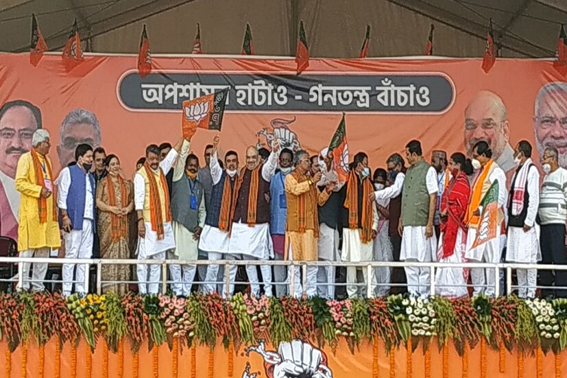 এই মুহূর্তটির দিকেই তাকিয়ে ছিলেন গোটা রাজ্যের মানুষ৷ মেদিনীপুরের কলেজ ময়দানে সকাল থেকে জমছিল অসংখ্য মানুষের ভিড়৷ বেলা পৌনে তিনটে নাগাদ অবশেষে স্বরাষ্ট্রমন্ত্রী অমিত শাহের হাত থেকে বিজেপি-র পতাকা তুলে নিলেন শুভেন্দু অধিকারী৷ 