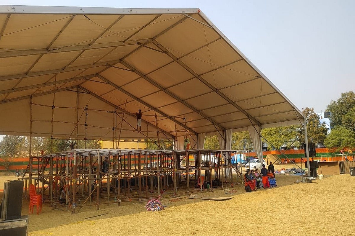 বিধায়ক, সাংসদরা তো রয়েছেনই৷ এর পাশাপাশি শনিবার মেদিনীপুরে তৃণমূলের বেশ কিছু কাউন্সিলর, পঞ্চায়েত এবং জেলা পরিষদের সদস্যরাও দল বদল করতে পারেন৷ খড়্গপুর পুরসভার অন্তত ছ' জন কাউন্সিলর বিজেপি-তে যোগদান করতে পারেন৷ তালিকায় থাকতে পারেন মালদহের পঞ্চায়েত, জেলা পরিষদের কয়েকজন জনপ্রতিনিধি৷ বিধায়ক, সাংসদরা তো রয়েছেনই৷ এর পাশাপাশি শনিবার মেদিনীপুরে তৃণমূলের বেশ কিছু কাউন্সিলর, পঞ্চায়েত এবং জেলা পরিষদের সদস্যরাও দল বদল করতে পারেন৷ খড়্গপুর পুরসভার অন্তত ছ' জন কাউন্সিলর বিজেপি-তে যোগদান করতে পারেন৷ তালিকায় থাকতে পারেন মালদহের পঞ্চায়েত, জেলা পরিষদের কয়েকজন জনপ্রতিনিধি৷