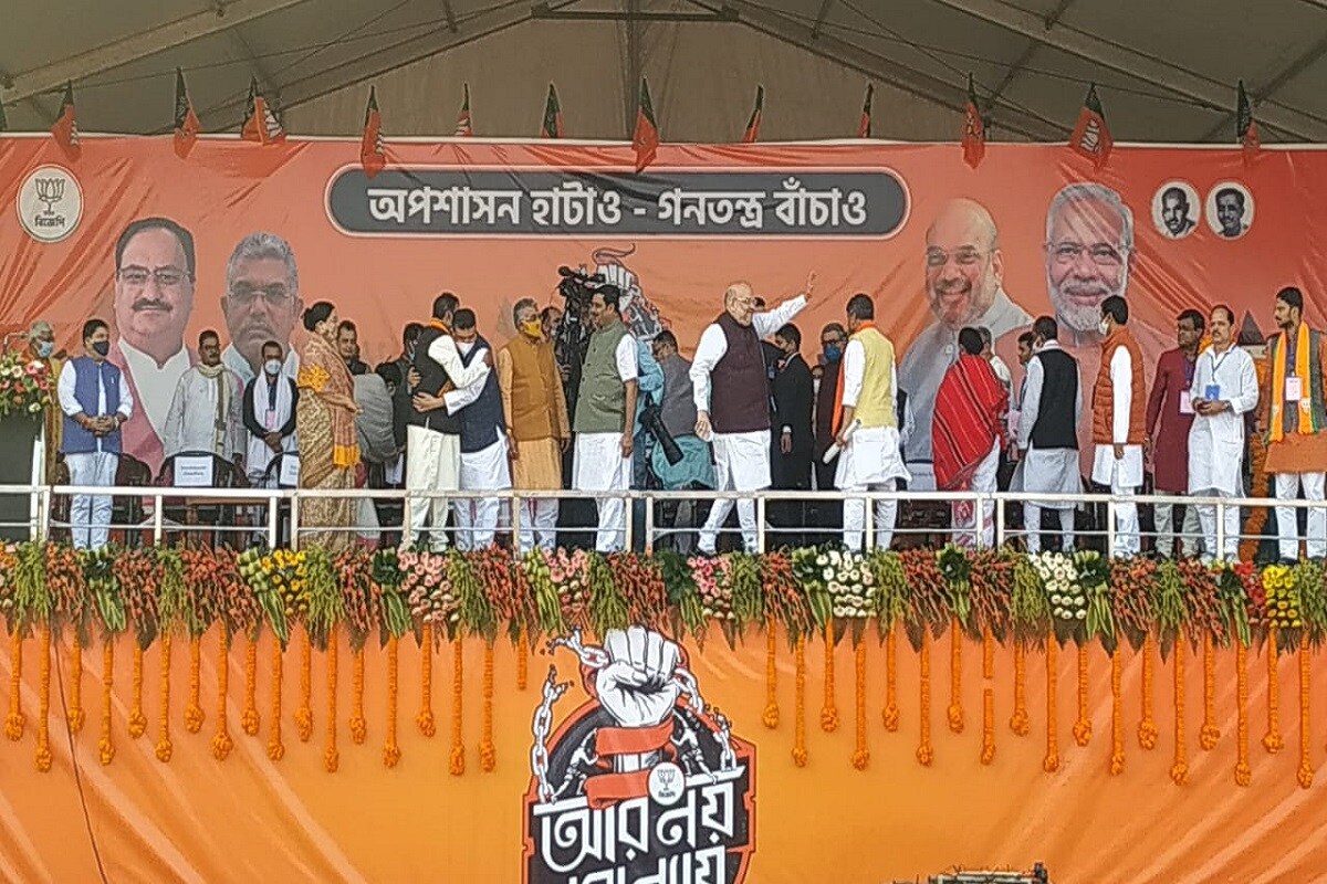 একসঙ্গে মঞ্চে উঠে শুভেন্দু হাত ধরে জনতার সামনে আসেন অমিত শাহ৷ শুভেন্দুও প্রণাম করেন অমিত শাহকে৷ শুভেন্দুকে বুকে জড়িয়ে ধরেন অমিত শাহ৷ একসঙ্গে মঞ্চে উঠে শুভেন্দু হাত ধরে জনতার সামনে আসেন অমিত শাহ৷ শুভেন্দুও প্রণাম করেন অমিত শাহকে৷ শুভেন্দুকে বুকে জড়িয়ে ধরেন অমিত শাহ৷
