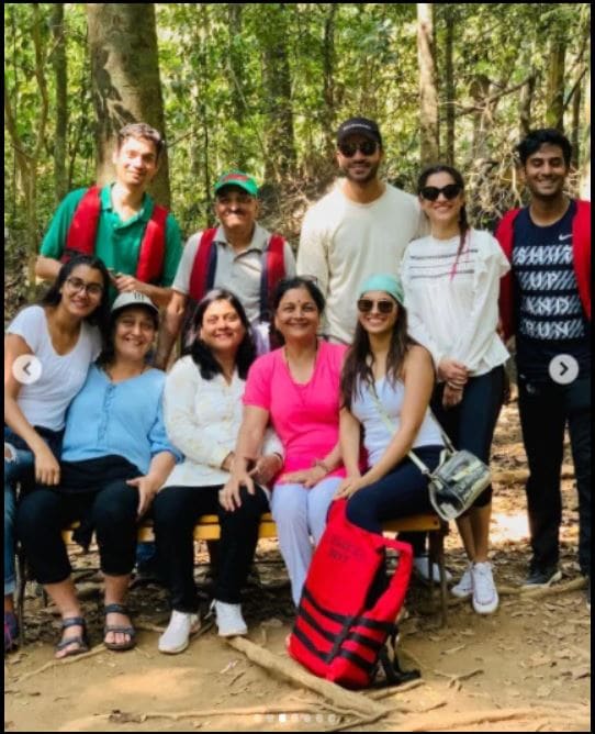 পরিবার ও বন্ধুদের সঙ্গে গোয়ায় গিয়েছিলেন অঙ্কিতা। ছিলেন অভিনেত্রী অপর্ণা দিক্ষীতও। গোয়ার ছবিটি এখনকার নয়, পুরনো ছবি পোস্ট করে অঙ্কিতা লিখেছেন, '' কে কে আবার গোয়া যেতে চাও?'' পরিবার ও বন্ধুদের সঙ্গে গোয়ায় গিয়েছিলেন অঙ্কিতা। ছিলেন অভিনেত্রী অপর্ণা দিক্ষীতও। গোয়ার ছবিটি এখনকার নয়, পুরনো ছবি পোস্ট করে অঙ্কিতা লিখেছেন, '' কে কে আবার গোয়া যেতে চাও?''