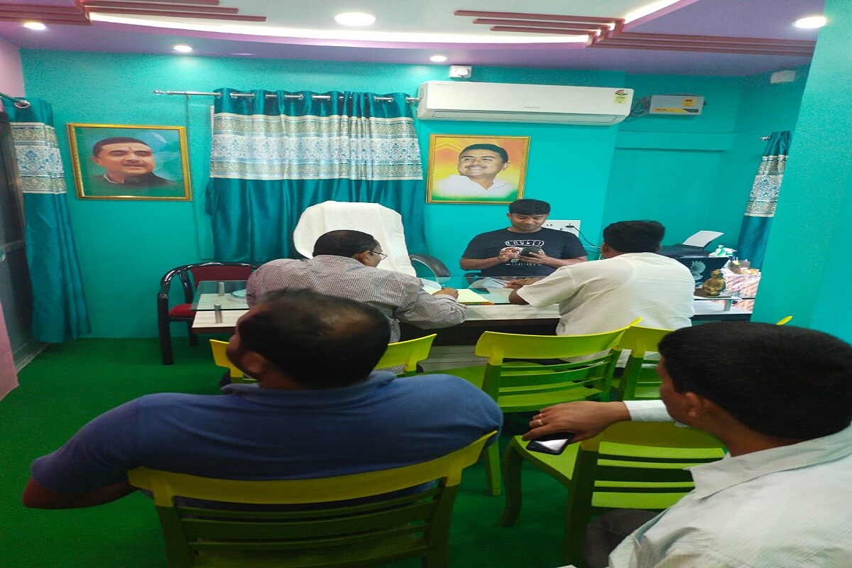 এতদিন নন্দীগ্রামের দু' নম্বর ব্লকের রেওয়াপাড়াতেই অন্য একটি অফিসে বসতেন শুভেন্দু৷ কিন্তু দলের সঙ্গে দূরত্ব তৈরি হওয়ার পরই সেই অফিস ছেড়ে দেওয়া হল৷Info and Photo-Sujit Bhowmick এতদিন নন্দীগ্রামের দু' নম্বর ব্লকের রেওয়াপাড়াতেই অন্য একটি অফিসে বসতেন শুভেন্দু৷ কিন্তু দলের সঙ্গে দূরত্ব তৈরি হওয়ার পরই সেই অফিস ছেড়ে দেওয়া হল৷Info and Photo-Sujit Bhowmick