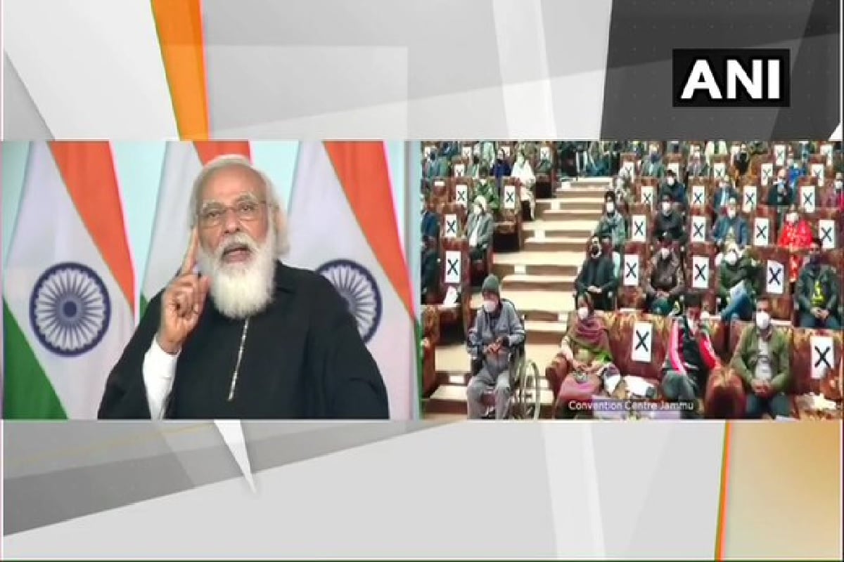 এনডিটিভি-তে প্রকাশিত একটি প্রতিবেদন অনুযায়ী, কাশ্মীরের এক কৃষি শ্রমিকই গতবছর শীতে প্রধানমন্ত্রীকে এই ফেরানটি উপহার দিয়েছিলেন৷ প্রধানমন্ত্রীর ঘনিষ্ঠ সূত্রেই এ কথা জানা গিয়েছে৷Photo-ANI এনডিটিভি-তে প্রকাশিত একটি প্রতিবেদন অনুযায়ী, কাশ্মীরের এক কৃষি শ্রমিকই গতবছর শীতে প্রধানমন্ত্রীকে এই ফেরানটি উপহার দিয়েছিলেন৷ প্রধানমন্ত্রীর ঘনিষ্ঠ সূত্রেই এ কথা জানা গিয়েছে৷Photo-ANI