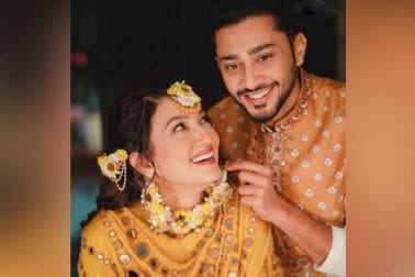 ১১ বছরের ছোট প্রেমিক। কিন্তু তাতে কী! প্রেম-ভালবাসায় আবার বয়স কিসের? প্রেম করেছি বেশ করেছি, এমনই একটা হাবভাব গওহরের মুখে-মনে। কিছু দিন আগে এক সংবাদ মাধ্যমকে জানিয়েছিলেন তাঁদের বয়সের বিপুল ফারাক সম্পর্কে কোনও আঁচর টানতে পারবে না। ১১ বছরের ছোট প্রেমিক। কিন্তু তাতে কী! প্রেম-ভালবাসায় আবার বয়স কিসের? প্রেম করেছি বেশ করেছি, এমনই একটা হাবভাব গওহরের মুখে-মনে। কিছু দিন আগে এক সংবাদ মাধ্যমকে জানিয়েছিলেন তাঁদের বয়সের বিপুল ফারাক সম্পর্কে কোনও আঁচর টানতে পারবে না।