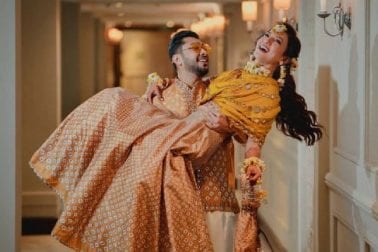 মঙ্গল বার থেকেই শুরু হয়ে গিয়েছিল বিয়ের জমজমাটি আয়োজন। আলোর ঝলমলানি আর সাজের বাহার সবই ছিল চোখে তাক লাগানোর মত। তবে করোনা আবহে কাছের মানুষজনদের নিয়ে খুব ছোট করে বিয়ের অনুষ্ঠান করা হয়। মঙ্গল বার থেকেই শুরু হয়ে গিয়েছিল বিয়ের জমজমাটি আয়োজন। আলোর ঝলমলানি আর সাজের বাহার সবই ছিল চোখে তাক লাগানোর মত। তবে করোনা আবহে কাছের মানুষজনদের নিয়ে খুব ছোট করে বিয়ের অনুষ্ঠান করা হয়।