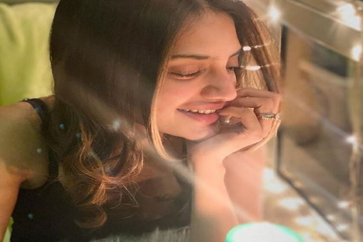 কিন্তু কিছু দিনের মধ্যেই এই ঝলমলে ছবিতে ধুলো জমে গেল? নিখিলের জন্মদিনের আগের রাত্রে আচমকা হাসপাতালে ভর্তি হন নুসরত। জৈন পরিবার সংবাদমাধ্যমকে অন্য বিবৃতি দিলেও, কানাঘুষো শোনা গিয়েছিল যে ঘুমের ওষুধের ওভারডোজ ছিল নায়িকার অসুস্থতার কারণ। শোনা গিয়েছিল যে অন্য এক মহিলার সঙ্গে সম্পর্কে জড়িয়ে পড়েছেন নিখিল আর সেই জন্যই মানসিক ভাবে ভেঙে পড়েছেন নুসরত। কিন্তু কিছু দিনের মধ্যেই এই ঝলমলে ছবিতে ধুলো জমে গেল? নিখিলের জন্মদিনের আগের রাত্রে আচমকা হাসপাতালে ভর্তি হন নুসরত। জৈন পরিবার সংবাদমাধ্যমকে অন্য বিবৃতি দিলেও, কানাঘুষো শোনা গিয়েছিল যে ঘুমের ওষুধের ওভারডোজ ছিল নায়িকার অসুস্থতার কারণ। শোনা গিয়েছিল যে অন্য এক মহিলার সঙ্গে সম্পর্কে জড়িয়ে পড়েছেন নিখিল আর সেই জন্যই মানসিক ভাবে ভেঙে পড়েছেন নুসরত।