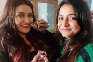 জন্মদিনের শুরুটাই হই হই করে শুরু করলেন অভিনেত্রী প্রিয়ঙ্কা সরকার। সকাল সকাল ছেলে সহজ আর বন্ধু সায়ন্তনী-সহ অন্যান্যদের নিয়ে সেলিব্রেট করলেন তিনি। জন্মদিনের শুরুটাই হই হই করে শুরু করলেন অভিনেত্রী প্রিয়ঙ্কা সরকার। সকাল সকাল ছেলে সহজ আর বন্ধু সায়ন্তনী-সহ অন্যান্যদের নিয়ে সেলিব্রেট করলেন তিনি।