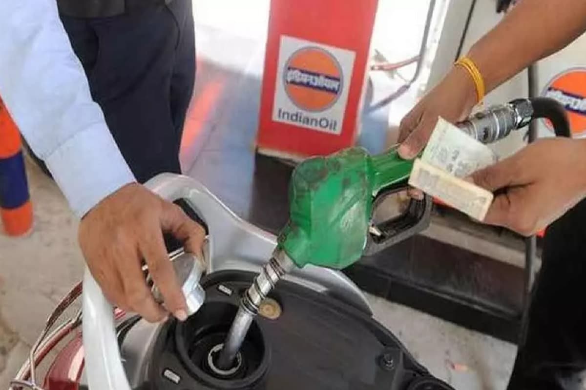 রবিবার ধর্মেন্দ্র প্রধান জানিয়েছেন, Organization of the Petroleum Exporting Countries অপরিশোধিত তেলের উৎপাদন বৃদ্ধির সিদ্ধান্ত নেওয়ার পর তেলের দামে স্থিরতা আসার সম্ভাবনা রয়েছে ৷ তিনি আরও জানান, ওপেকের তরফে সিদ্ধান্ত নেওয়া হয়েছে যে তারা প্রতিদিন ৫ লক্ষ ব্যারেল উৎপাদন বাড়াতে চলেছে ৷ এর জেরে পেট্রোলের দামে স্থিরতা আসার সম্ভাবনা ররয়েছে ৷ আন্তর্জাতিক বাজারে অপরিশোধিত তেলের দাম বৃদ্ধি হলে দেশের বাজারে পেট্রোল ও ডিজেলের দামে তার প্রভাব পড়ে ৷ রবিবার ধর্মেন্দ্র প্রধান জানিয়েছেন, Organization of the Petroleum Exporting Countries অপরিশোধিত তেলের উৎপাদন বৃদ্ধির সিদ্ধান্ত নেওয়ার পর তেলের দামে স্থিরতা আসার সম্ভাবনা রয়েছে ৷ তিনি আরও জানান, ওপেকের তরফে সিদ্ধান্ত নেওয়া হয়েছে যে তারা প্রতিদিন ৫ লক্ষ ব্যারেল উৎপাদন বাড়াতে চলেছে ৷ এর জেরে পেট্রোলের দামে স্থিরতা আসার সম্ভাবনা ররয়েছে ৷ আন্তর্জাতিক বাজারে অপরিশোধিত তেলের দাম বৃদ্ধি হলে দেশের বাজারে পেট্রোল ও ডিজেলের দামে তার প্রভাব পড়ে ৷