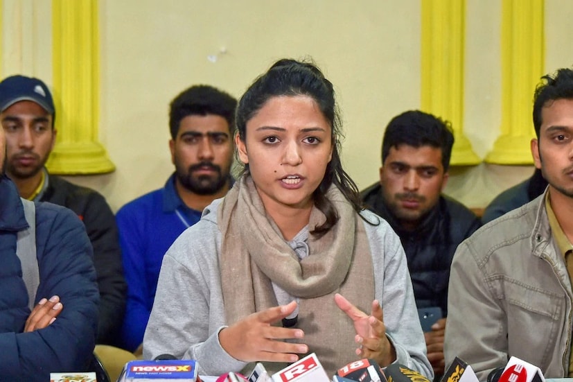 জেএনইউ ছাত্র সংসদের প্রাক্তন ভাইস প্রেসিডেন্ট শেহলার ব্যক্তিগত দেহরক্ষী নাকি তাঁর বাবাকেই প্রাণনাশের হুমকি দিয়েছেন। তাঁর' অপরাধ তিনি শেহলাকে অনৈতিক ভাবে আর্থিক সুবিধে নিয়ে রাজনীতিতে আসতে না করেছিলেন।