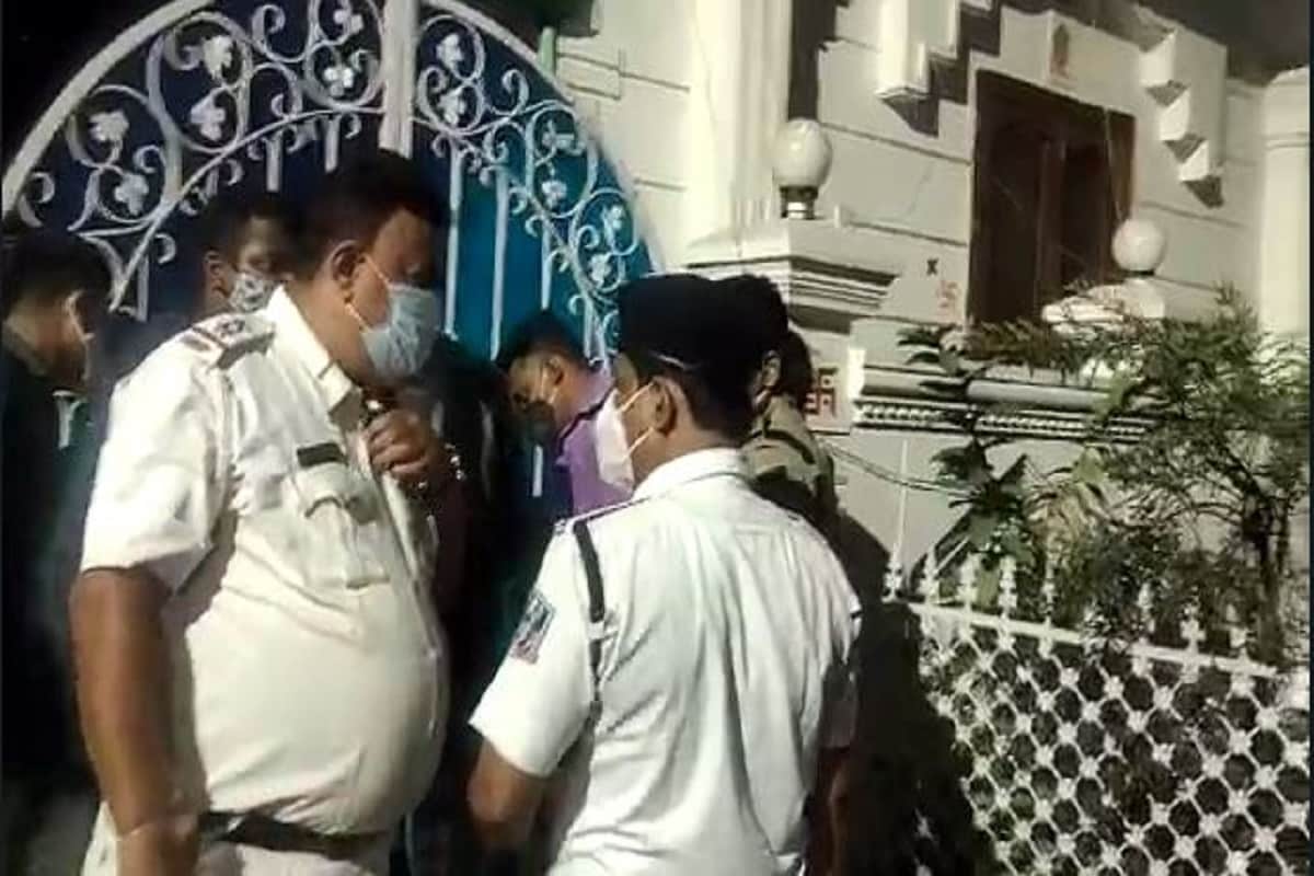 সল্টলেকের এজে-২২৬ নম্বর বাড়ির বাসিন্দা গীতা মহেনসারিয়ার বিরুদ্ধে নিজের বড় ছেলে অর্জুনকে খুন করার অভিযোগ উঠেছে৷ অভিযুক্তের স্বামী অনিল মহেনসারিয়ার দায়ের করা অভিযোগের ভিত্তিতেই গীতা এবং তার ছোট ছেলেকে গ্রেফতার করেছে পুলিশ৷ গীতার বিরুদ্ধে তাঁর ছেলেকে অপহরণের অভিযোগ করেছিলেন অনিল৷ খুনের অভিযোগও করেন তিনি৷ তল্লাশিতে গিয়ে সল্টলেকে গীতা-অনিলের বাড়ির ছাদ থেকে একটি কঙ্কাল উদ্ধার হয়৷ সেটি নিখোঁজ অর্জুনের দেহের কঙ্কাল বলেই অনুমান পুলিশের৷ এ বিষয়ে নিশ্চিত হতে ফরেন্সিক পরীক্ষা করা হচ্ছে৷ Info-Shanku Santra সল্টলেকের এজে-২২৬ নম্বর বাড়ির বাসিন্দা গীতা মহেনসারিয়ার বিরুদ্ধে নিজের বড় ছেলে অর্জুনকে খুন করার অভিযোগ উঠেছে৷ অভিযুক্তের স্বামী অনিল মহেনসারিয়ার দায়ের করা অভিযোগের ভিত্তিতেই গীতা এবং তার ছোট ছেলেকে গ্রেফতার করেছে পুলিশ৷ গীতার বিরুদ্ধে তাঁর ছেলেকে অপহরণের অভিযোগ করেছিলেন অনিল৷ খুনের অভিযোগও করেন তিনি৷ তল্লাশিতে গিয়ে সল্টলেকে গীতা-অনিলের বাড়ির ছাদ থেকে একটি কঙ্কাল উদ্ধার হয়৷ সেটি নিখোঁজ অর্জুনের দেহের কঙ্কাল বলেই অনুমান পুলিশের৷ এ বিষয়ে নিশ্চিত হতে ফরেন্সিক পরীক্ষা করা হচ্ছে৷ Info-Shanku Santra