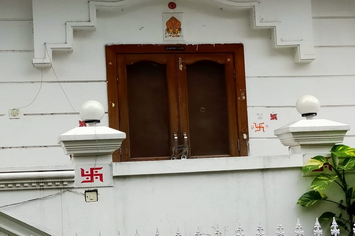 প্রতিবেশীরাও আরও জানাচ্ছেন, তান্ত্রিকের পরামর্শে বাড়ির সামনের দিকের নকশাও বদলে ফেলেছিল গীতা৷ এমন কি, বড় ছেলে অর্জুনের উপর আত্মা ভর করেছে বলেও এক তান্ত্রিক গীতাকে জানিয়েছিল বলে প্রতিবেশীদের তিনি জানিয়েছিলেন৷ Info-Shanku Santra প্রতিবেশীরাও আরও জানাচ্ছেন, তান্ত্রিকের পরামর্শে বাড়ির সামনের দিকের নকশাও বদলে ফেলেছিল গীতা৷ এমন কি, বড় ছেলে অর্জুনের উপর আত্মা ভর করেছে বলেও এক তান্ত্রিক গীতাকে জানিয়েছিল বলে প্রতিবেশীদের তিনি জানিয়েছিলেন৷ Info-Shanku Santra