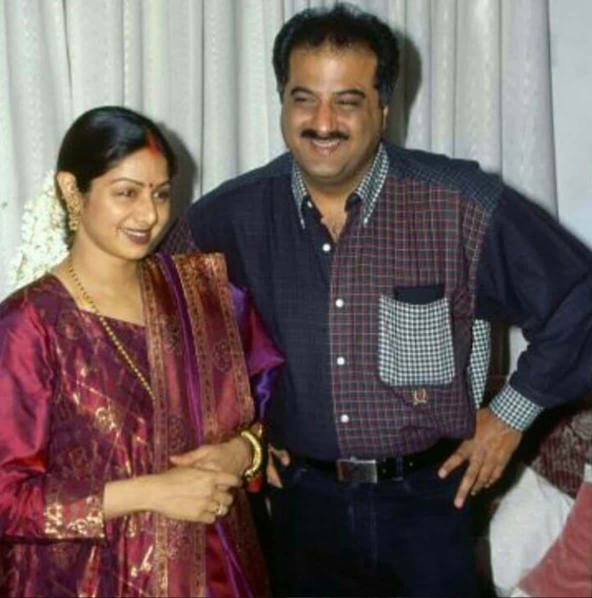 • শ্রীদেবী - বলিউডের অন্যতম সেরা সুন্দরী ৷ তাঁকে ঘিরে কত মানুষের কত স্বপ্ন ৷ আজ তিনি নেই ৷ কিন্তু তিনিই প্রথম বলি মেনস্ট্রিম অভিনেত্রী যিনি বিয়ের আগেই প্রেগন্যান্সির কথা স্বীকার করে নিয়েছিলেন প্রকাশ্যে ৷ বনি কাপুর ও তাঁর সম্পর্কের প্রথম সন্তান বিয়ের আগেই এসেছিল ৷ তাঁদের বড় মেয়ে জাহ্নবী কাপুর এখন নিজেও নায়িকা । ছোট মেয়ে খুশি কাপুর অবশ্য অভিনয় জগতেএখনও পা দেননি । • শ্রীদেবী - বলিউডের অন্যতম সেরা সুন্দরী ৷ তাঁকে ঘিরে কত মানুষের কত স্বপ্ন ৷ আজ তিনি নেই ৷ কিন্তু তিনিই প্রথম বলি মেনস্ট্রিম অভিনেত্রী যিনি বিয়ের আগেই প্রেগন্যান্সির কথা স্বীকার করে নিয়েছিলেন প্রকাশ্যে ৷ বনি কাপুর ও তাঁর সম্পর্কের প্রথম সন্তান বিয়ের আগেই এসেছিল ৷ তাঁদের বড় মেয়ে জাহ্নবী কাপুর এখন নিজেও নায়িকা । ছোট মেয়ে খুশি কাপুর অবশ্য অভিনয় জগতেএখনও পা দেননি ।