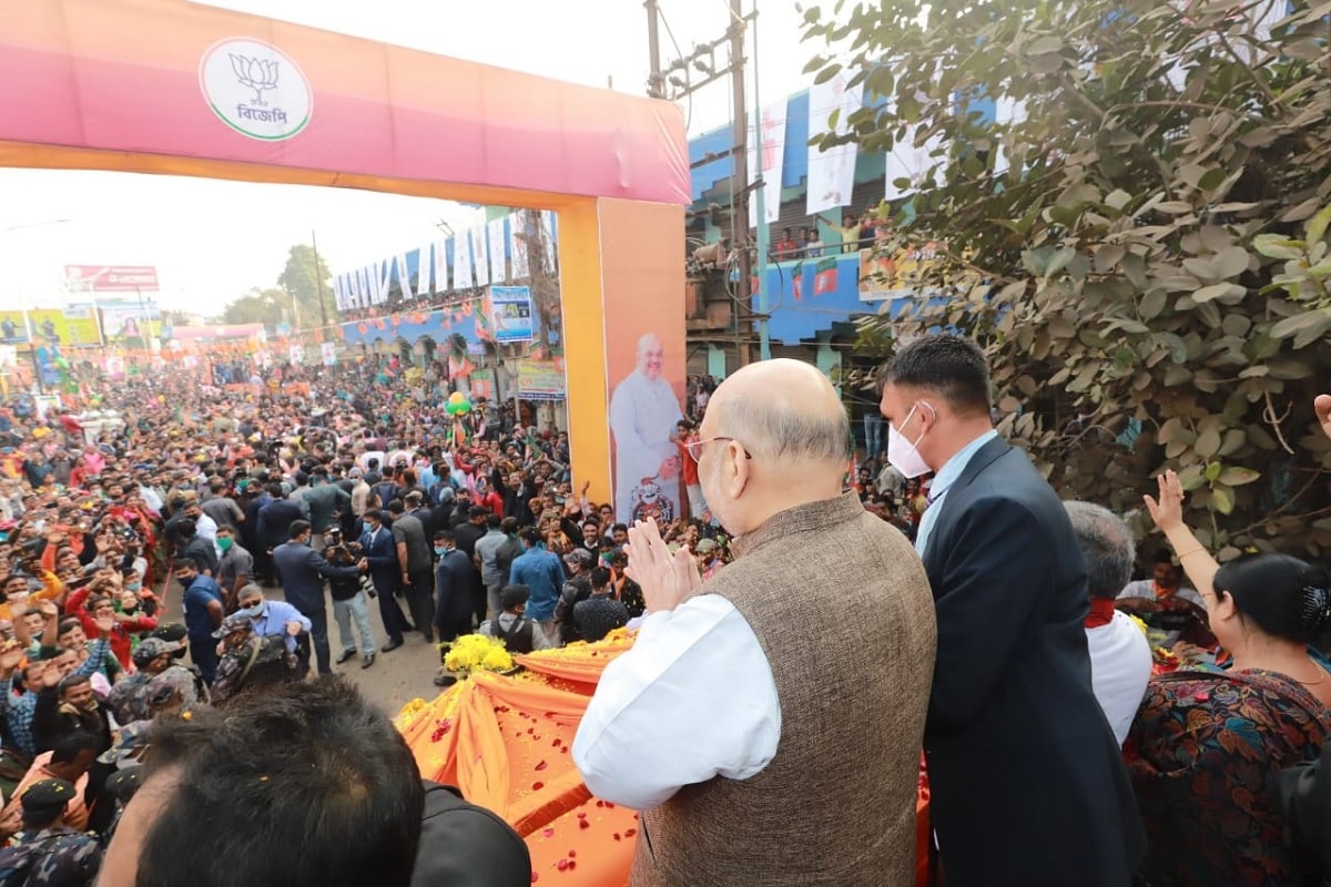 দুদিন ব্যাপী বাংলা সফরের শেষবেলায় বোমা ফাটিয়ে চলে গেলেন অমিত শাহ। তৃণমূলকে বিঁধলেন উন্নয়ন প্রশ্নে। বলে দিলেন, স্বাস্থ্য থেকে শিক্ষা, কৃষি থেকে মাথাপিছু আয় সবেতেই নাকি রাজ্য পিছিয়ে। দুদিনের বাংলা সফরের শেষে যে অস্ত্রগুলিতে বাংলাকে বিঁধলেন অমিত শাহ, তা নীচে সাজিয়ে দেওয়া হল। দুদিন ব্যাপী বাংলা সফরের শেষবেলায় বোমা ফাটিয়ে চলে গেলেন অমিত শাহ। তৃণমূলকে বিঁধলেন উন্নয়ন প্রশ্নে। বলে দিলেন, স্বাস্থ্য থেকে শিক্ষা, কৃষি থেকে মাথাপিছু আয় সবেতেই নাকি রাজ্য পিছিয়ে। দুদিনের বাংলা সফরের শেষে যে অস্ত্রগুলিতে বাংলাকে বিঁধলেন অমিত শাহ, তা নীচে সাজিয়ে দেওয়া হল।