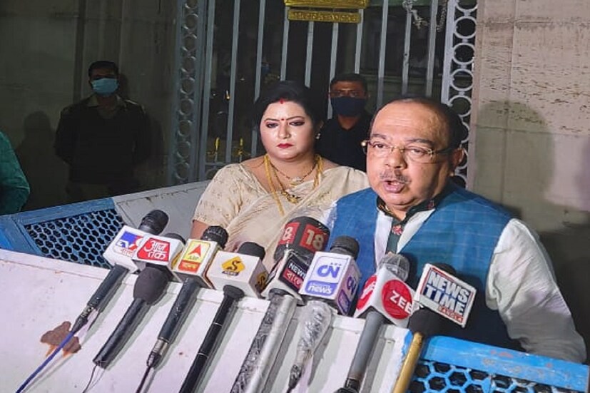  শোভন ঘনিষ্ঠ সূত্রের খবর, সোমবারের র‍্যালির পর সেলিমপুরে দলের পার্টি অফিসেও যাবেন শোভন চট্টোপাধ্যায়। ১৪ অগাস্ট ২০১৯ বিজেপিতে যোগ দিয়েছিলেন শোভন-বৈশাখী। এবার ভোটে ঝাঁপিয়ে পড়ার পালা। তথ্য- সোমরাজ বন্দ্যোপাধ্যায়