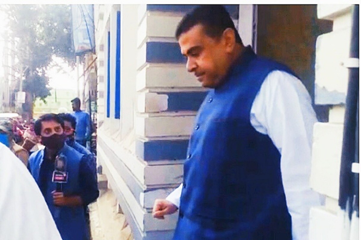 এ দিন অবশ্য কলকাতা আসার সময় বুলেট প্রুফ গাড়িতে ওঠেননি শুভেন্দু৷ বদলে নিজের কালো স্করপিও-তেই ওঠেন বিজেপি নেতা৷ যদিও বুলেট প্রুফ গাড়িটি তাঁর কনভয়ের সঙ্গেই থাকছে৷ এ দিন অবশ্য কলকাতা আসার সময় বুলেট প্রুফ গাড়িতে ওঠেননি শুভেন্দু৷ বদলে নিজের কালো স্করপিও-তেই ওঠেন বিজেপি নেতা৷ যদিও বুলেট প্রুফ গাড়িটি তাঁর কনভয়ের সঙ্গেই থাকছে৷