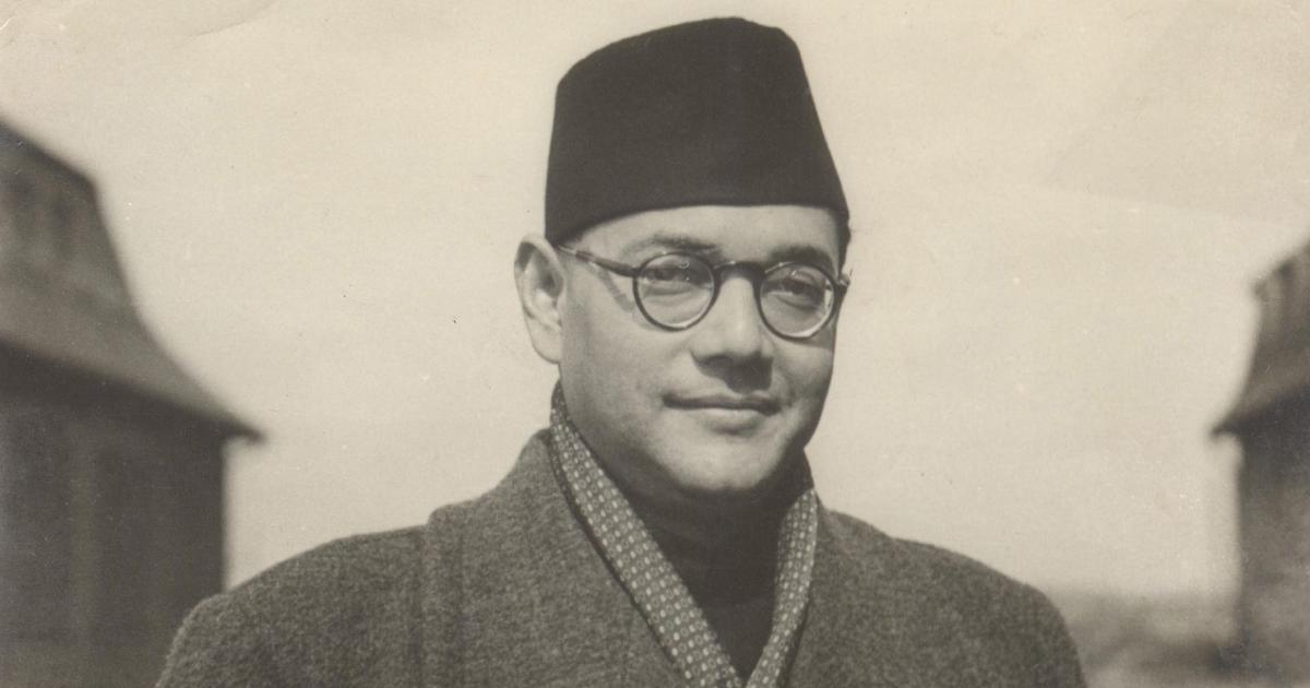 একুশের ভোটের আগে এই তৎপরতায় অনেকে রাজনীতির গন্ধ পাচ্ছেন। পর্যবেক্ষকদের একাংশের মতে, তৃণমূল তাদের গায়ে যে বহিরাগত তকমা সেঁটে দিতে চায়, তা মুছে ফেলতে মরিয়া বিজেপি। তাই, বাঙালির মনের খুব কাছে যাঁরা, বারবার সেই মণীষীদের কথা মোদি-শাহদের মুখে। মোদির মন কি বাতে রবীন্দ্রনাথ ঠাকুর থেকে ঋষি অরবিন্দ। কবি মনোমোহন বসুর কবিতা। বিবেকানন্দ-ক্ষুদিরামের বাড়িতে অমিত শাহ। এবার নেতাজি। একুশের ভোটের আগে এই তৎপরতায় অনেকে রাজনীতির গন্ধ পাচ্ছেন। পর্যবেক্ষকদের একাংশের মতে, তৃণমূল তাদের গায়ে যে বহিরাগত তকমা সেঁটে দিতে চায়, তা মুছে ফেলতে মরিয়া বিজেপি। তাই, বাঙালির মনের খুব কাছে যাঁরা, বারবার সেই মণীষীদের কথা মোদি-শাহদের মুখে। মোদির মন কি বাতে রবীন্দ্রনাথ ঠাকুর থেকে ঋষি অরবিন্দ। কবি মনোমোহন বসুর কবিতা। বিবেকানন্দ-ক্ষুদিরামের বাড়িতে অমিত শাহ। এবার নেতাজি।