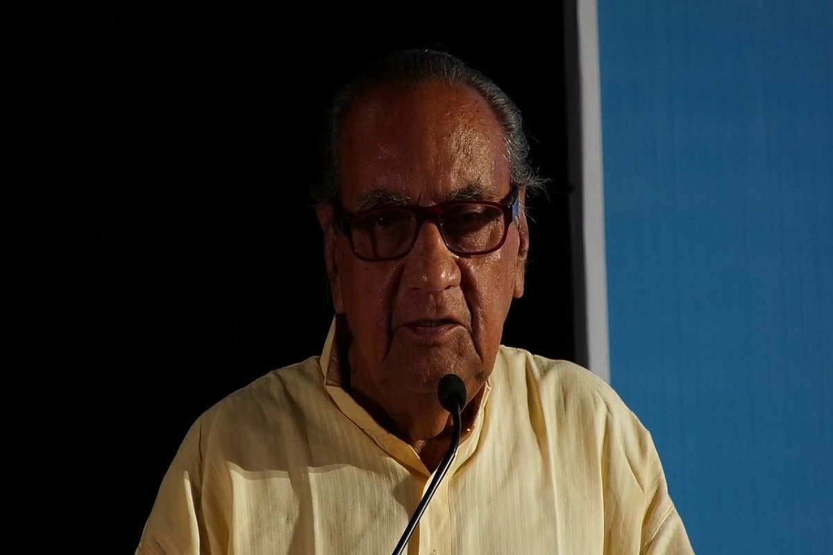 এ বছর আমরা হারিয়েছি সুধীর চক্রবর্তীকে। লোকসংস্কৃতির কিংবদন্তি গবেষক সুধীর চক্রবর্তী লোকসংস্কৃতির অভিজ্ঞানকে বাঙালির আঙিনায় নিয়ে এসেছিলেন। এ বছর আমরা হারিয়েছি সুধীর চক্রবর্তীকে। লোকসংস্কৃতির কিংবদন্তি গবেষক সুধীর চক্রবর্তী লোকসংস্কৃতির অভিজ্ঞানকে বাঙালির আঙিনায় নিয়ে এসেছিলেন।