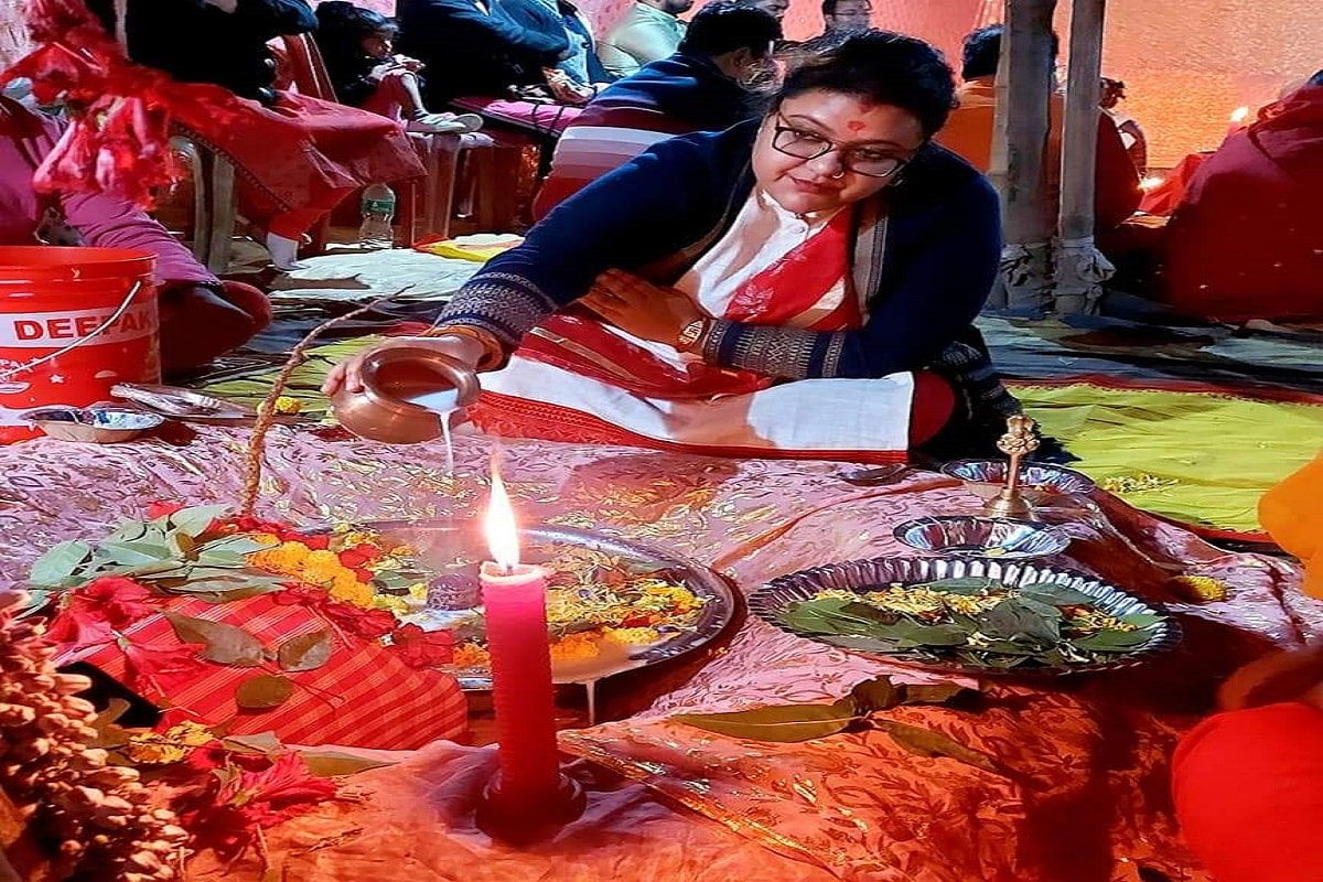 সৌমিত্রের এই অভিযোগের পরেই এক জ্যোতিষীর সঙ্গে সুজাতার যোগাযোগের ছবি সামনে এল৷ আশিষ রায় নামে ওই জ্যোতিষীর ফেসবুক প্রোফাইলে তাঁর সঙ্গে সুজাতা মণ্ডল খাঁ-এর ছবি দেখা গিয়েছে৷ এ দিন সেই ছবি সোশ্যাল মিডিয়াতে ছড়িয়ে পড়ে৷ Info and Photo- Akshoy Dhibar সৌমিত্রের এই অভিযোগের পরেই এক জ্যোতিষীর সঙ্গে সুজাতার যোগাযোগের ছবি সামনে এল৷ আশিষ রায় নামে ওই জ্যোতিষীর ফেসবুক প্রোফাইলে তাঁর সঙ্গে সুজাতা মণ্ডল খাঁ-এর ছবি দেখা গিয়েছে৷ এ দিন সেই ছবি সোশ্যাল মিডিয়াতে ছড়িয়ে পড়ে৷ Info and Photo- Akshoy Dhibar