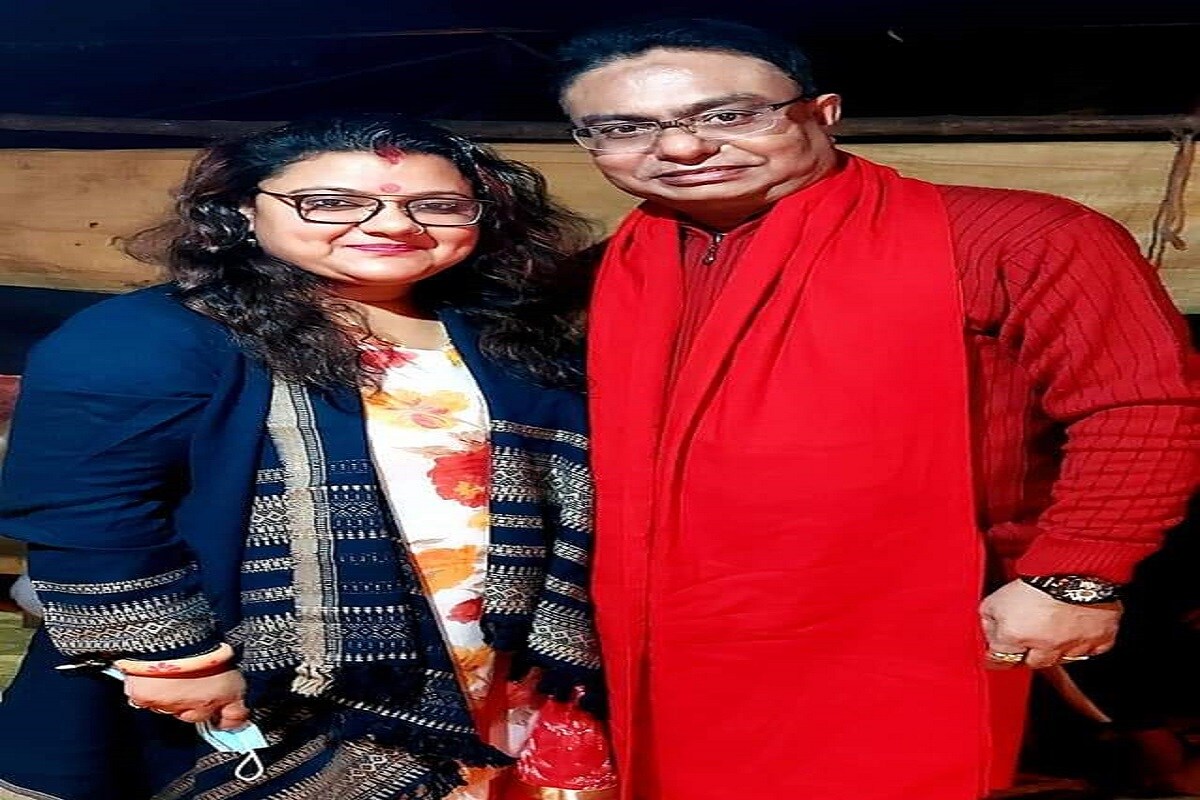 সূত্রের খবর, কয়েক দিন আগেই তারাপীঠ মহাশ্মশানে একটি বড় হোমযজ্ঞের আয়োজন করেছিলেন ওই জ্যোতিষী৷ সেখানে সুজাতা মণ্ডল খাঁ-ও উপস্থিত ছিলেন৷ তার পাশাপাশি বেশ কয়েকজন পুলিশ আধিকারিক ও টলিউডের অভিনেত্রীও উপস্থিত ছিলেন৷ Info and Photo- Akshoy Dhibar সূত্রের খবর, কয়েক দিন আগেই তারাপীঠ মহাশ্মশানে একটি বড় হোমযজ্ঞের আয়োজন করেছিলেন ওই জ্যোতিষী৷ সেখানে সুজাতা মণ্ডল খাঁ-ও উপস্থিত ছিলেন৷ তার পাশাপাশি বেশ কয়েকজন পুলিশ আধিকারিক ও টলিউডের অভিনেত্রীও উপস্থিত ছিলেন৷ Info and Photo- Akshoy Dhibar