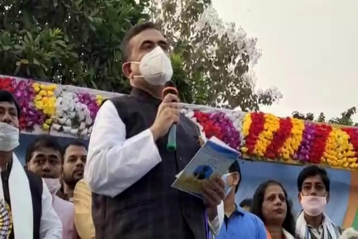 গড়বেতায় ক্ষুদিরাম বসুর জন্মদিন উদযাপন করতে গিয়ে ঘুরিয়ে লড়াইয়ের বার্তাই দিলেন শুভেন্দু অধিকারী৷ দাবি করলেন, আদর্শের জন্যই লড়ছেন তিনি৷ তাতে কারও কারও অসুবিধা হচ্ছে৷ তিনি রাস্তায় নেমেছেন বলে ফ্ল্যাটবাড়ির বাসিন্দাদের অসুবিধা হচ্ছে বলেও কটাক্ষ করতে শোনা যায় শুভেন্দু অধিকারীকে৷Info & Photo-Sujit Bhowmik গড়বেতায় ক্ষুদিরাম বসুর জন্মদিন উদযাপন করতে গিয়ে ঘুরিয়ে লড়াইয়ের বার্তাই দিলেন শুভেন্দু অধিকারী৷ দাবি করলেন, আদর্শের জন্যই লড়ছেন তিনি৷ তাতে কারও কারও অসুবিধা হচ্ছে৷ তিনি রাস্তায় নেমেছেন বলে ফ্ল্যাটবাড়ির বাসিন্দাদের অসুবিধা হচ্ছে বলেও কটাক্ষ করতে শোনা যায় শুভেন্দু অধিকারীকে৷Info & Photo-Sujit Bhowmik