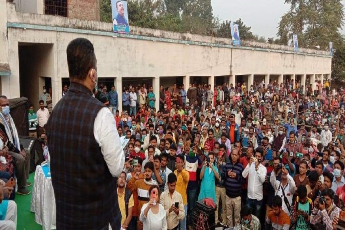 এ দিন সকালে প্রথমে পূর্ব মেদিনীপুরের তমলুকে ক্ষুদিরাম বসুর জন্মদিন উদযাপন করেন শুভেন্দু অধিকারী৷ এর পর দুপুরে তিনি যান পশ্চিম মেদিনীপুরের গোয়ালতোড়ে৷ সেখানে ক্ষুদিরাম বসুর জন্মদিনের অনুষ্ঠানে বক্তব্য রাখতে গিয়ে শুভেন্দু বলেন, কোনও কোনও সংবাদমাধ্যমে বলছে আমি নাকি কমফোর্ট জোনে থেকে রাজনীতি করছি৷ পান্তাভাত, মুড়ি খাওয়া ছেলেটা আজকে আদর্শের জন্য লড়ছে৷ ২০১১ সালের আগে গড়বেতায় আমি সবথেকে বেশি আসতাম৷ এখন ফ্ল্যাটবাড়িতে থাকা কারও কারও অসুবিধা হচ্ছে গ্রামের ছেলে রাস্তায় নামায়৷৷ আমি এখন আদর্শ রক্ষার লড়াই করছি৷ আশা করি আপনারা সঙ্গে থাকবেন৷'Info & Photo-Sujit Bhowmik এ দিন সকালে প্রথমে পূর্ব মেদিনীপুরের তমলুকে ক্ষুদিরাম বসুর জন্মদিন উদযাপন করেন শুভেন্দু অধিকারী৷ এর পর দুপুরে তিনি যান পশ্চিম মেদিনীপুরের গোয়ালতোড়ে৷ সেখানে ক্ষুদিরাম বসুর জন্মদিনের অনুষ্ঠানে বক্তব্য রাখতে গিয়ে শুভেন্দু বলেন, কোনও কোনও সংবাদমাধ্যমে বলছে আমি নাকি কমফোর্ট জোনে থেকে রাজনীতি করছি৷ পান্তাভাত, মুড়ি খাওয়া ছেলেটা আজকে আদর্শের জন্য লড়ছে৷ ২০১১ সালের আগে গড়বেতায় আমি সবথেকে বেশি আসতাম৷ এখন ফ্ল্যাটবাড়িতে থাকা কারও কারও অসুবিধা হচ্ছে গ্রামের ছেলে রাস্তায় নামায়৷৷ আমি এখন আদর্শ রক্ষার লড়াই করছি৷ আশা করি আপনারা সঙ্গে থাকবেন৷'Info & Photo-Sujit Bhowmik