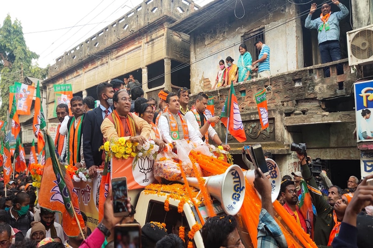 নিজের গড় কাঁথি থেকে অবিভক্ত মেদিনীপুরের ৩৫টি আসনেই জিতবেন বলে নিজের পুরোন দল তৃণমূলকে চ্যালেঞ্জ ছুড়ে দিলেন শুভেন্দু অধিকারী৷ একই সঙ্গে তিনি বলেন, পদ্ম ফুটিয়েই ঘুমোতে যাব৷ Info and Photo- Abir Ghosal/Sujit Bhowmik নিজের গড় কাঁথি থেকে অবিভক্ত মেদিনীপুরের ৩৫টি আসনেই জিতবেন বলে নিজের পুরোন দল তৃণমূলকে চ্যালেঞ্জ ছুড়ে দিলেন শুভেন্দু অধিকারী৷ একই সঙ্গে তিনি বলেন, পদ্ম ফুটিয়েই ঘুমোতে যাব৷ Info and Photo- Abir Ghosal/Sujit Bhowmik