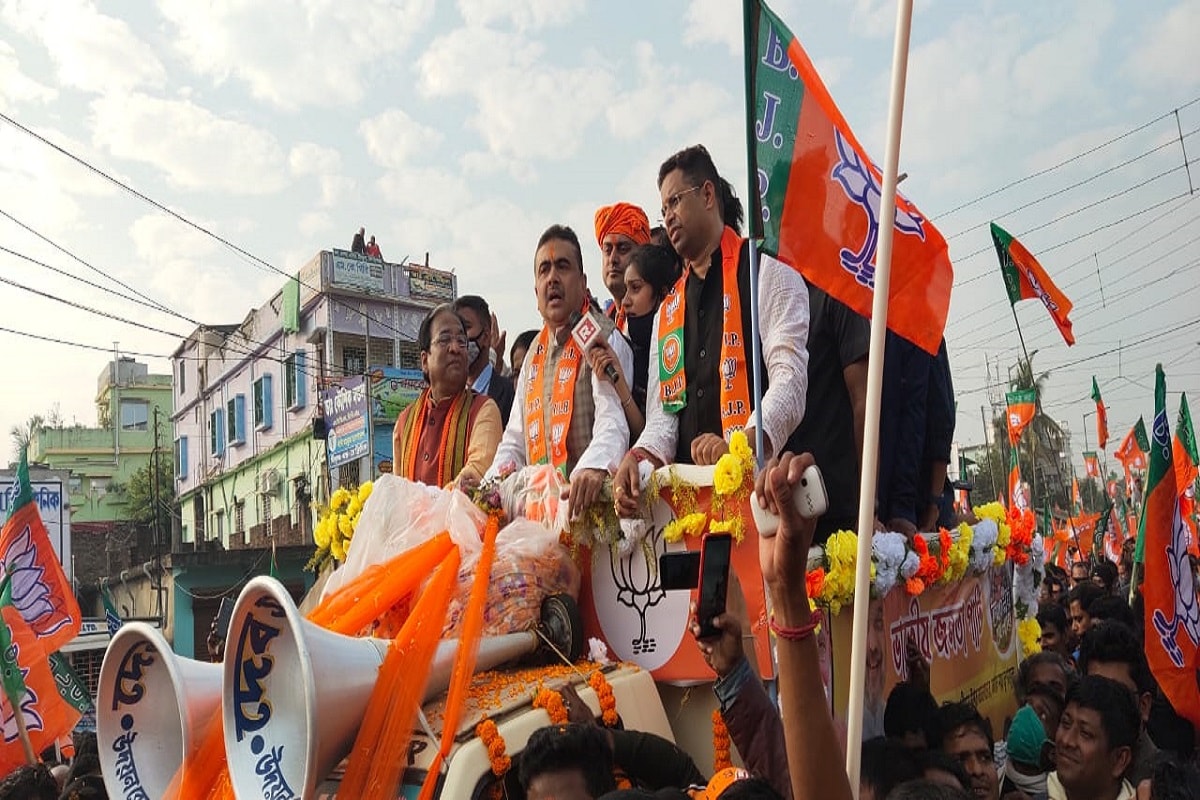 বিজেপি-তে যোগদানের পর এ দিন প্রথমবার নিজের জেলায় কোনও কর্মসূচিতে অংশ নিলেন শুভেন্দু অধিকারী৷ তার উপর এ দিনের সভা ছিল শুভেন্দুর নিজের শহর কাঁথিতে৷ স্বভাবতই এ দিন শুভেন্দুর রোড শো ও সভাকে ঘিরে রাজনৈতিক মহলের আগ্রহ ছিল তুঙ্গে৷Info and Photo-Sujit Bhowmik বিজেপি-তে যোগদানের পর এ দিন প্রথমবার নিজের জেলায় কোনও কর্মসূচিতে অংশ নিলেন শুভেন্দু অধিকারী৷ তার উপর এ দিনের সভা ছিল শুভেন্দুর নিজের শহর কাঁথিতে৷ স্বভাবতই এ দিন শুভেন্দুর রোড শো ও সভাকে ঘিরে রাজনৈতিক মহলের আগ্রহ ছিল তুঙ্গে৷Info and Photo-Sujit Bhowmik