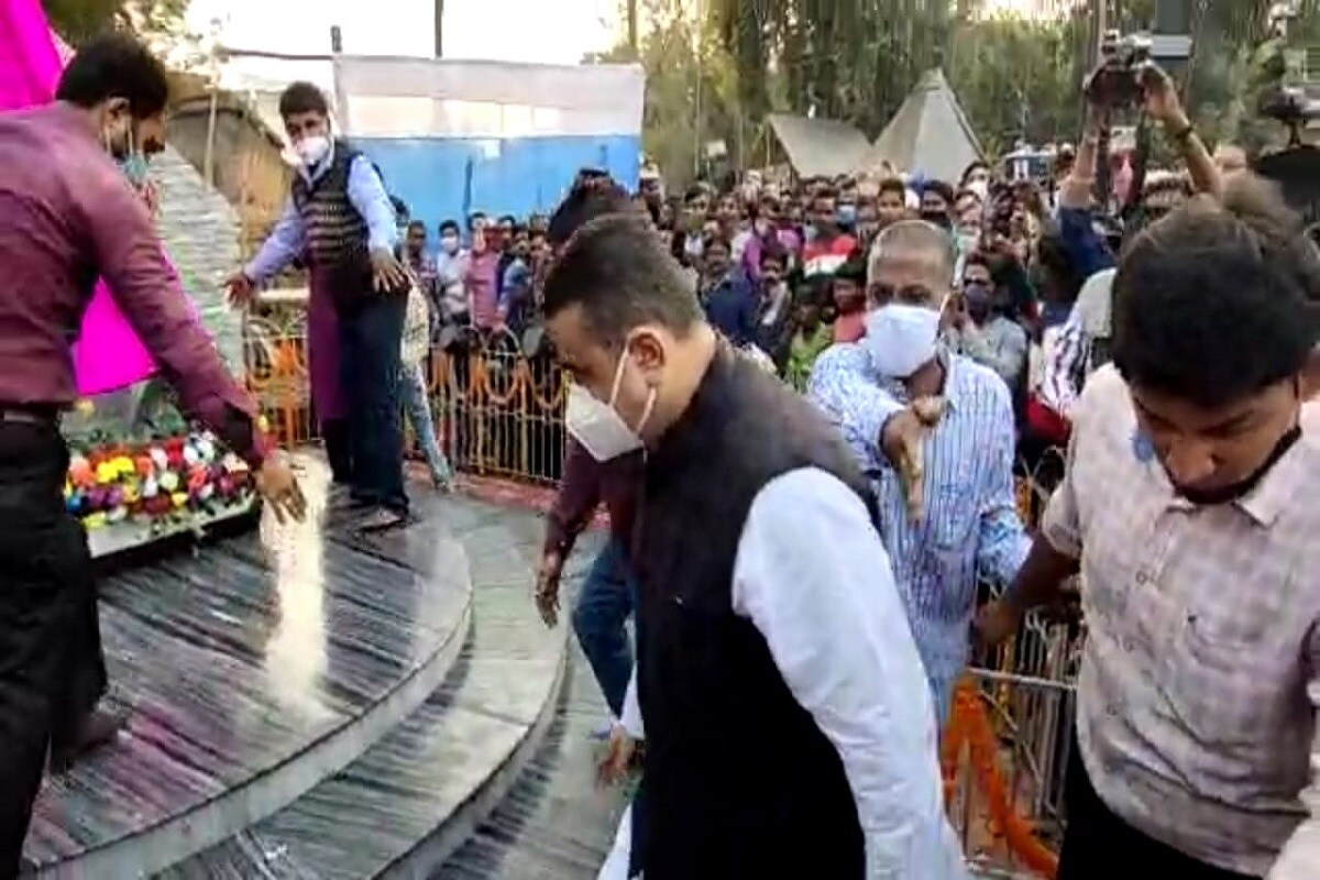 অরাজনৈতিক মঞ্চ থেকে শুভেন্দুর এই বার্তা যথেষ্ট অর্থবহ বলেই মনে করা হচ্ছে৷ এ দিন সকালেও তমলুকে তাঁর রাজনৈতিক পরিচয় নিয়ে প্রশ্ন করা হলে শুভেন্দু বলেছিলেন, 'আমাদের সংবিধানেই বলা আছে অফ দ্য পিপল, বাই দ্য পিপল, ফর দ্য পিপল৷ আমি বাংলার সন্তান (সন অফ বেঙ্গল), ভারতবর্ষের সন্তান (সন অফ ইন্ডিয়া)৷'Info & Photo-Sujit Bhowmik অরাজনৈতিক মঞ্চ থেকে শুভেন্দুর এই বার্তা যথেষ্ট অর্থবহ বলেই মনে করা হচ্ছে৷ এ দিন সকালেও তমলুকে তাঁর রাজনৈতিক পরিচয় নিয়ে প্রশ্ন করা হলে শুভেন্দু বলেছিলেন, 'আমাদের সংবিধানেই বলা আছে অফ দ্য পিপল, বাই দ্য পিপল, ফর দ্য পিপল৷ আমি বাংলার সন্তান (সন অফ বেঙ্গল), ভারতবর্ষের সন্তান (সন অফ ইন্ডিয়া)৷'Info & Photo-Sujit Bhowmik