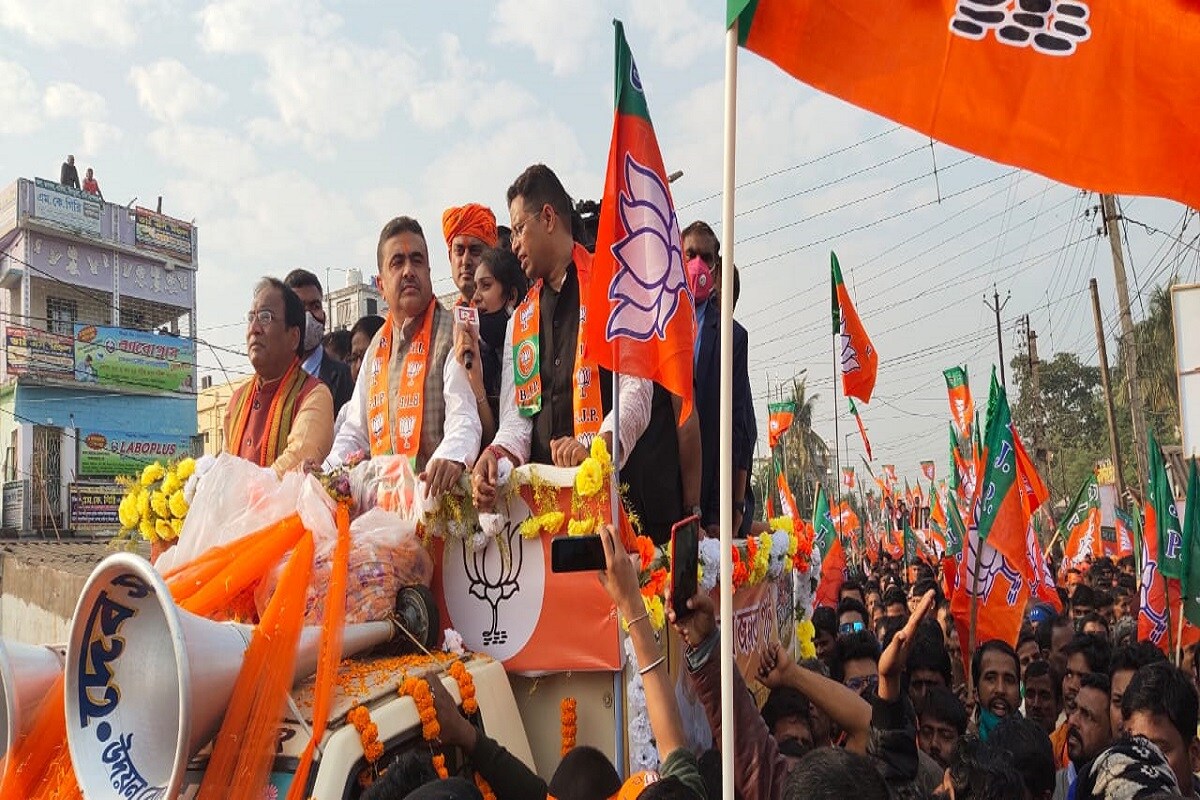 রাজ্যে যে বিজেপি ক্ষমতায় আসছে, তা ফের দাবি করেছেন শুভেন্দু৷ একই সঙ্গে অবিভক্ত মেদিনীপুরের ৩৫টি আসনেই জেতার চ্যালেঞ্জ ছুড়ে দিয়েছেন তিনি৷ শুভেন্দু বলেন, লোকসভা নির্বাচনের নিরিখে ১৪টি আসনে এগিয়ে ছিল বিজেপি৷ শুভেন্দু বলেন, 'গোপীবল্লভপুরের দিলীপ ঘোষের সঙ্গে কাঁথির শুভেন্দু অধিকারী হাত মিলিয়েছেন৷ যেতে আপনাদের হবেই৷' Info and Photo- Abir Ghosal/Sujit Bhowmik রাজ্যে যে বিজেপি ক্ষমতায় আসছে, তা ফের দাবি করেছেন শুভেন্দু৷ একই সঙ্গে অবিভক্ত মেদিনীপুরের ৩৫টি আসনেই জেতার চ্যালেঞ্জ ছুড়ে দিয়েছেন তিনি৷ শুভেন্দু বলেন, লোকসভা নির্বাচনের নিরিখে ১৪টি আসনে এগিয়ে ছিল বিজেপি৷ শুভেন্দু বলেন, 'গোপীবল্লভপুরের দিলীপ ঘোষের সঙ্গে কাঁথির শুভেন্দু অধিকারী হাত মিলিয়েছেন৷ যেতে আপনাদের হবেই৷' Info and Photo- Abir Ghosal/Sujit Bhowmik