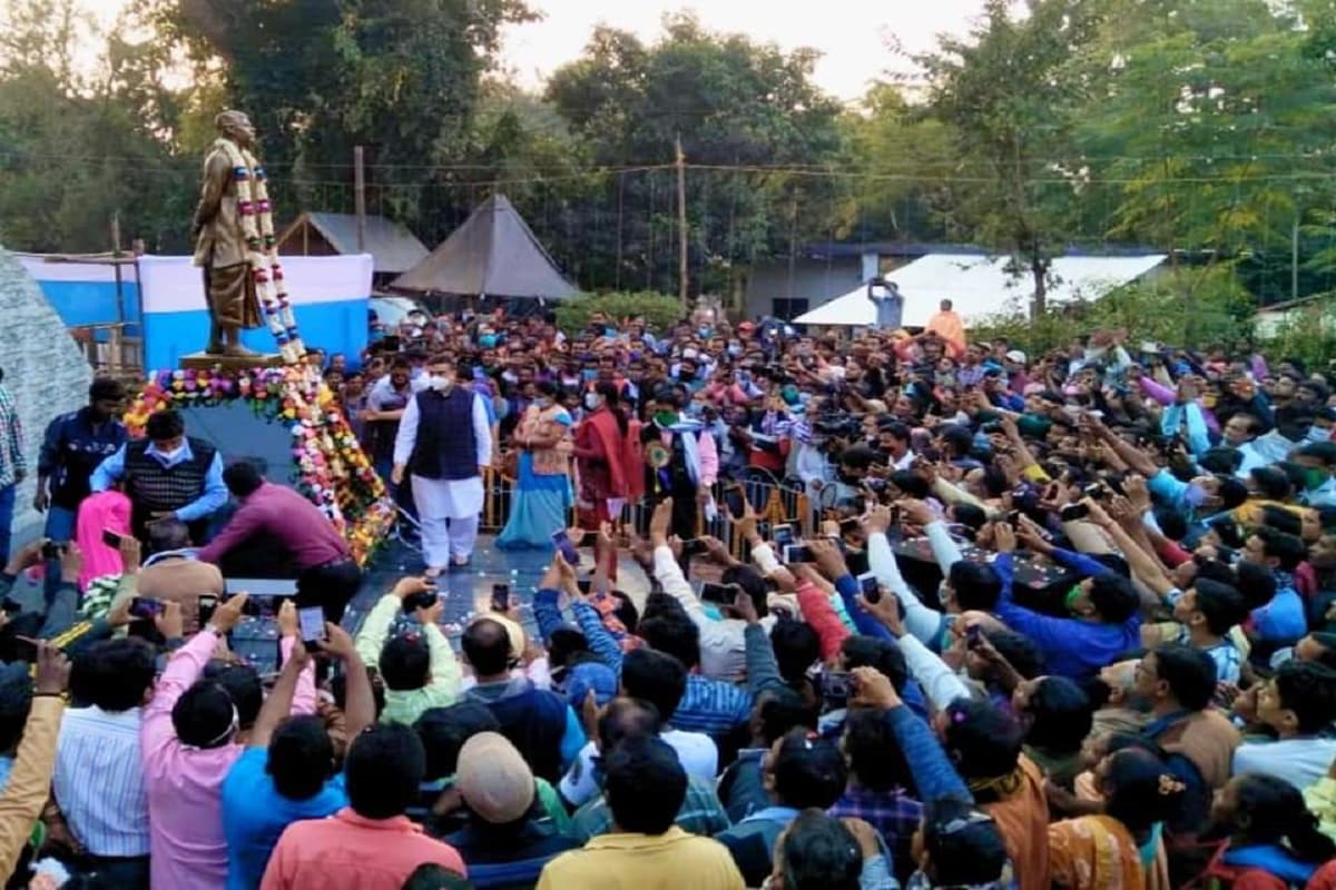 গত মঙ্গলবার রাতে কলকাতায় শুভেন্দুর সঙ্গে আলোচনায় বসেন অভিষেক বন্দ্যোপাধ্যায় এবং প্রশান্ত কিশোর৷ বৈঠকে উপস্থিত ছিলেন দুই সাংসদ সৌগত রায় এবং সুদীপ বন্দ্যোপাধ্যায়৷ এই বৈঠকের শেষ দিকে ফোনে শুভেন্দুর সঙ্গে কথা বলেন মমতা বন্দ্যোপাধ্যায়ও৷ বৈঠকের পরেই তৃণমূলের তরফে দাবি করা হয়, দলের সঙ্গে শুভেন্দু অধিকারীর সব সমস্যা মিটে গিয়েছে, তিনি দলেই থাকছেন৷Info & Photo-Sujit Bhowmik গত মঙ্গলবার রাতে কলকাতায় শুভেন্দুর সঙ্গে আলোচনায় বসেন অভিষেক বন্দ্যোপাধ্যায় এবং প্রশান্ত কিশোর৷ বৈঠকে উপস্থিত ছিলেন দুই সাংসদ সৌগত রায় এবং সুদীপ বন্দ্যোপাধ্যায়৷ এই বৈঠকের শেষ দিকে ফোনে শুভেন্দুর সঙ্গে কথা বলেন মমতা বন্দ্যোপাধ্যায়ও৷ বৈঠকের পরেই তৃণমূলের তরফে দাবি করা হয়, দলের সঙ্গে শুভেন্দু অধিকারীর সব সমস্যা মিটে গিয়েছে, তিনি দলেই থাকছেন৷Info & Photo-Sujit Bhowmik