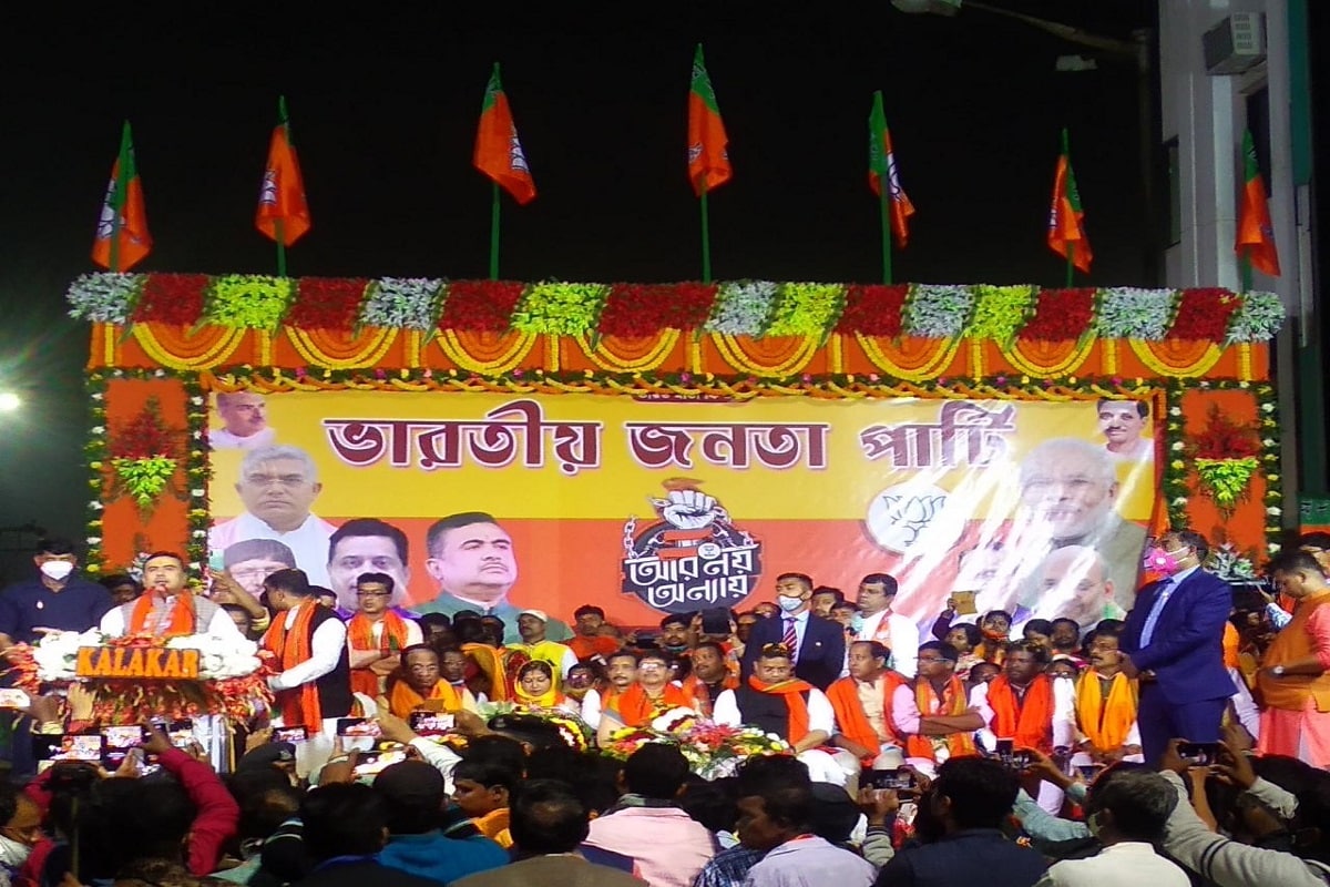 বিজেপি-তে যোগদানের পর এ দিন প্রথমবার নিজের জেলায় কোনও কর্মসূচিতে অংশ নিলেন শুভেন্দু অধিকারী৷ তার উপর এ দিনের সভা ছিল শুভেন্দুর নিজের শহর কাঁথিতে৷ স্বভাবতই এ দিন শুভেন্দুর রোড শো ও সভাকে ঘিরে রাজনৈতিক মহলের আগ্রহ ছিল তুঙ্গে৷ ভিড় দেখে উজ্জীবীত শুভেন্দু বলেন, জনগণ তাঁর সিদ্ধান্তে যে সিলমোহর দিয়েছে তা তিনি বুঝে গিয়েছেন৷ Info and Photo- Abir Ghosal/Sujit Bhowmik বিজেপি-তে যোগদানের পর এ দিন প্রথমবার নিজের জেলায় কোনও কর্মসূচিতে অংশ নিলেন শুভেন্দু অধিকারী৷ তার উপর এ দিনের সভা ছিল শুভেন্দুর নিজের শহর কাঁথিতে৷ স্বভাবতই এ দিন শুভেন্দুর রোড শো ও সভাকে ঘিরে রাজনৈতিক মহলের আগ্রহ ছিল তুঙ্গে৷ ভিড় দেখে উজ্জীবীত শুভেন্দু বলেন, জনগণ তাঁর সিদ্ধান্তে যে সিলমোহর দিয়েছে তা তিনি বুঝে গিয়েছেন৷ Info and Photo- Abir Ghosal/Sujit Bhowmik